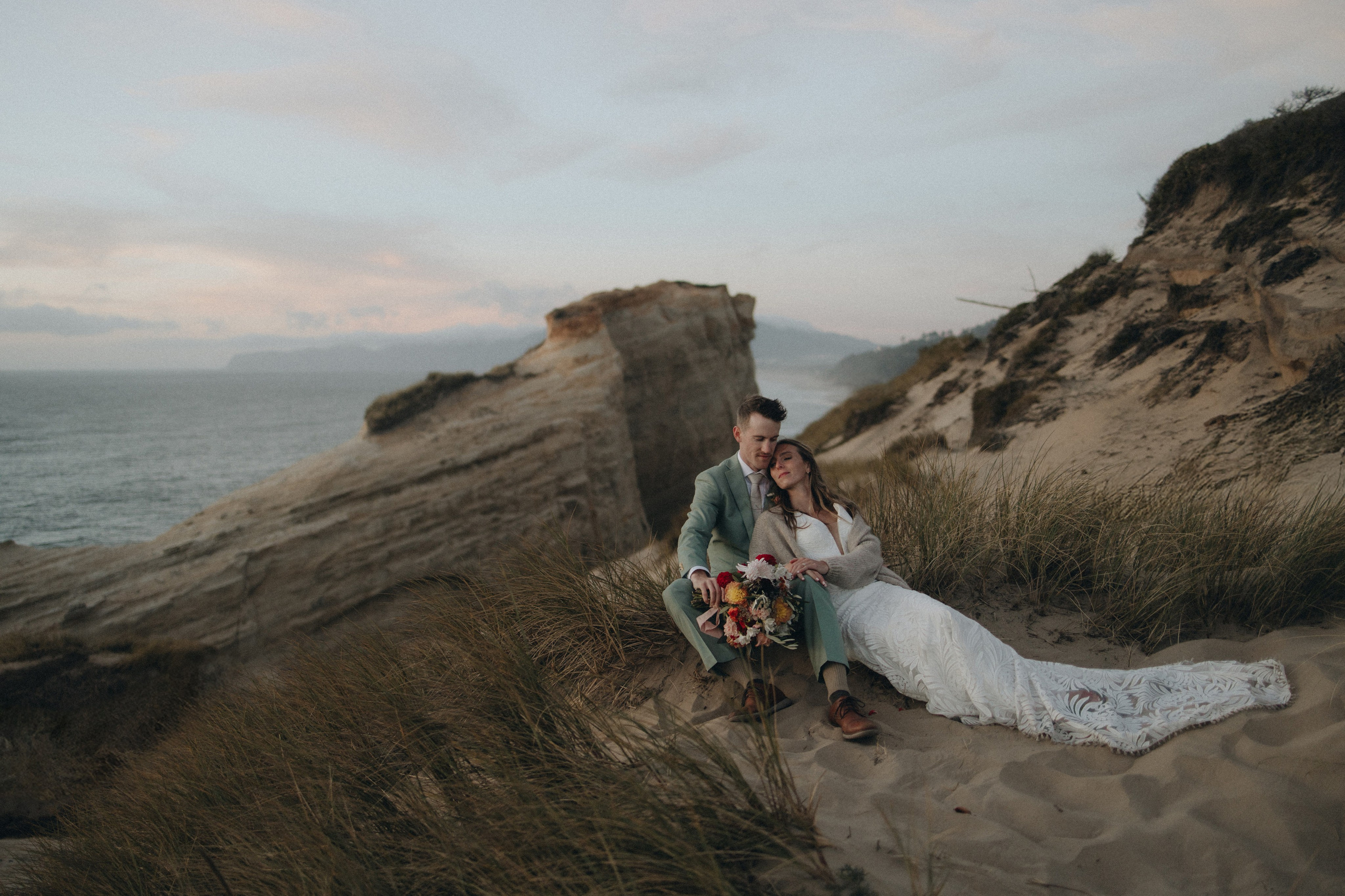 Elopement photography at Cannon Beach by Georgy Shishkin