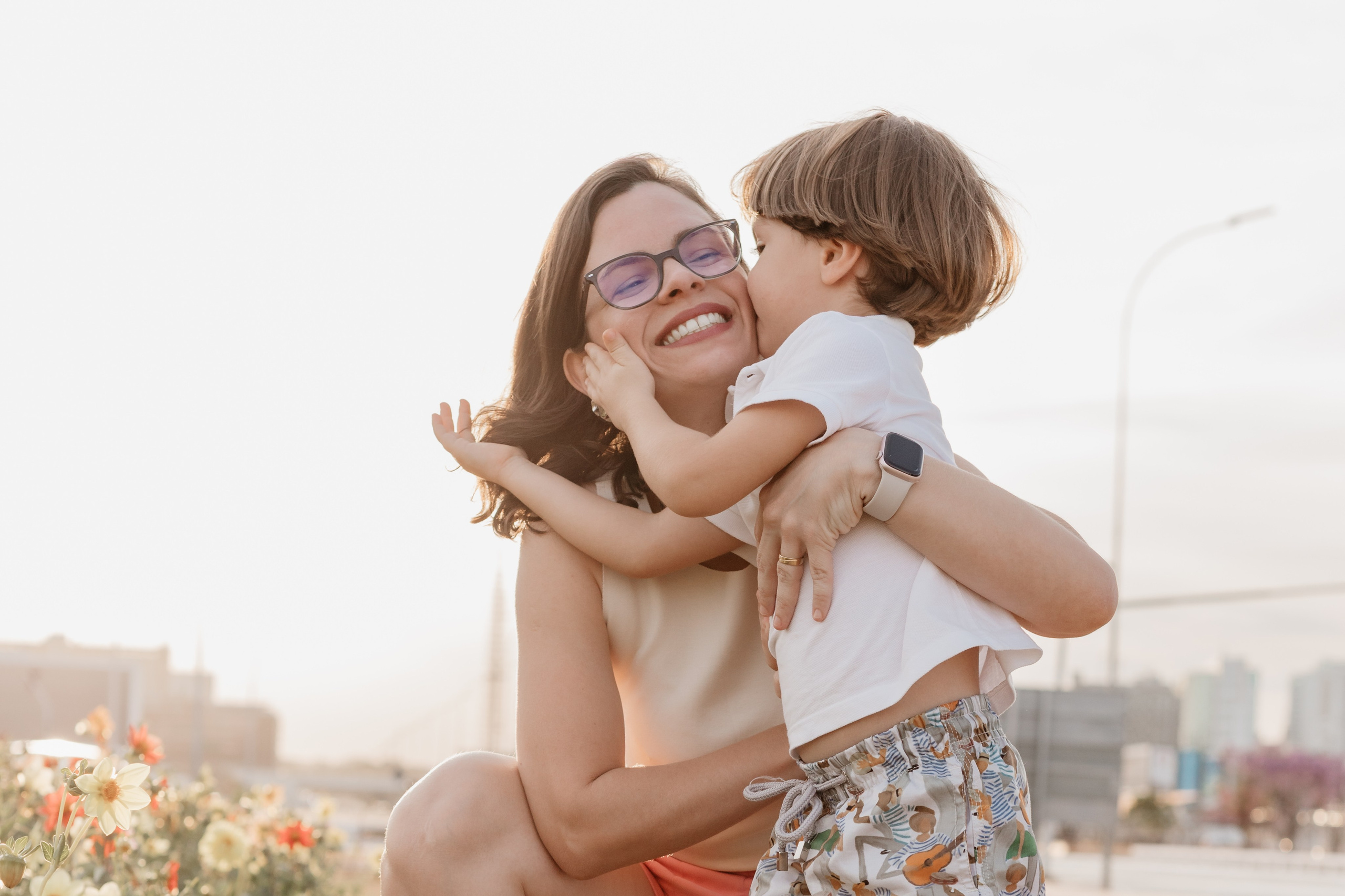 Mãe e filho em ensaio fotográfico espontâneo