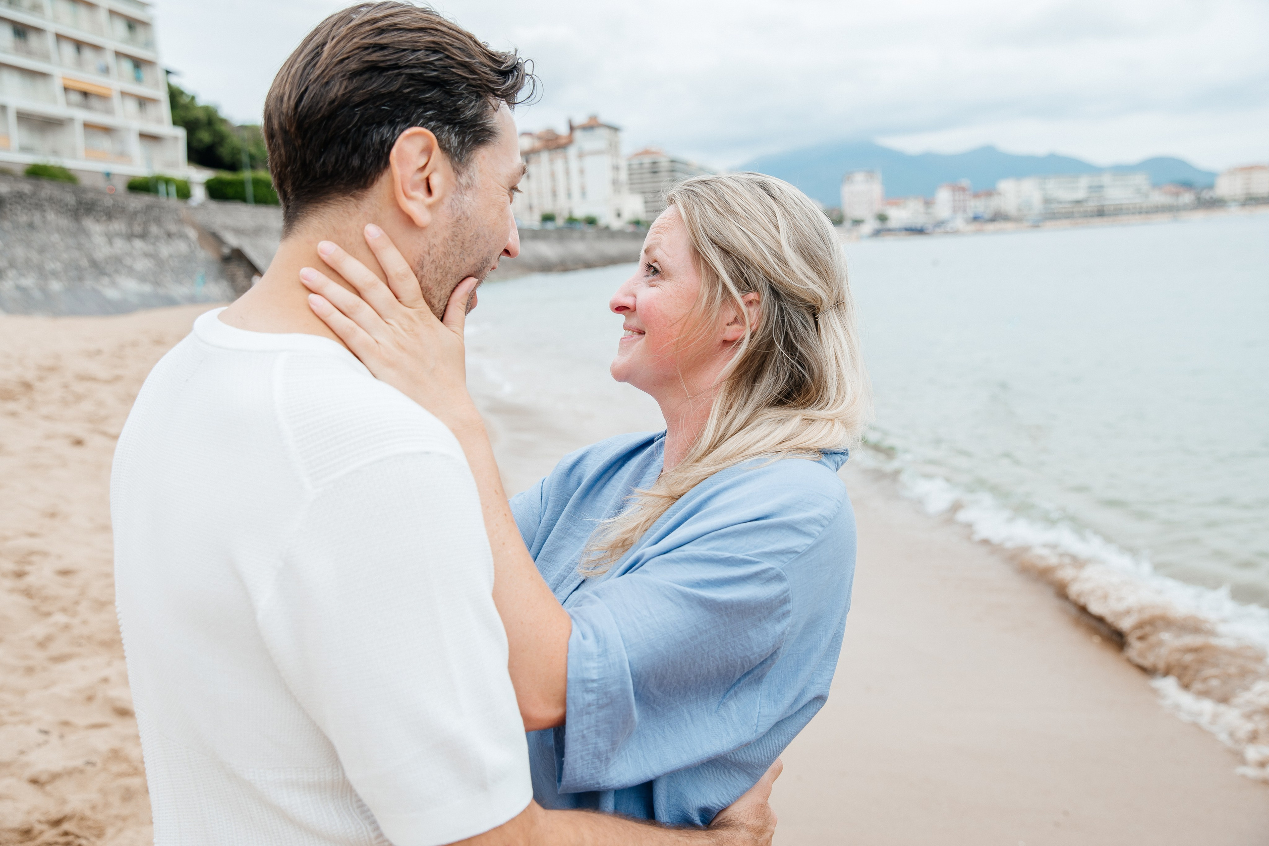 Couple embracing by the Mediterranean Sea during a romantic photoshoot in Alicante, Costa Blanca