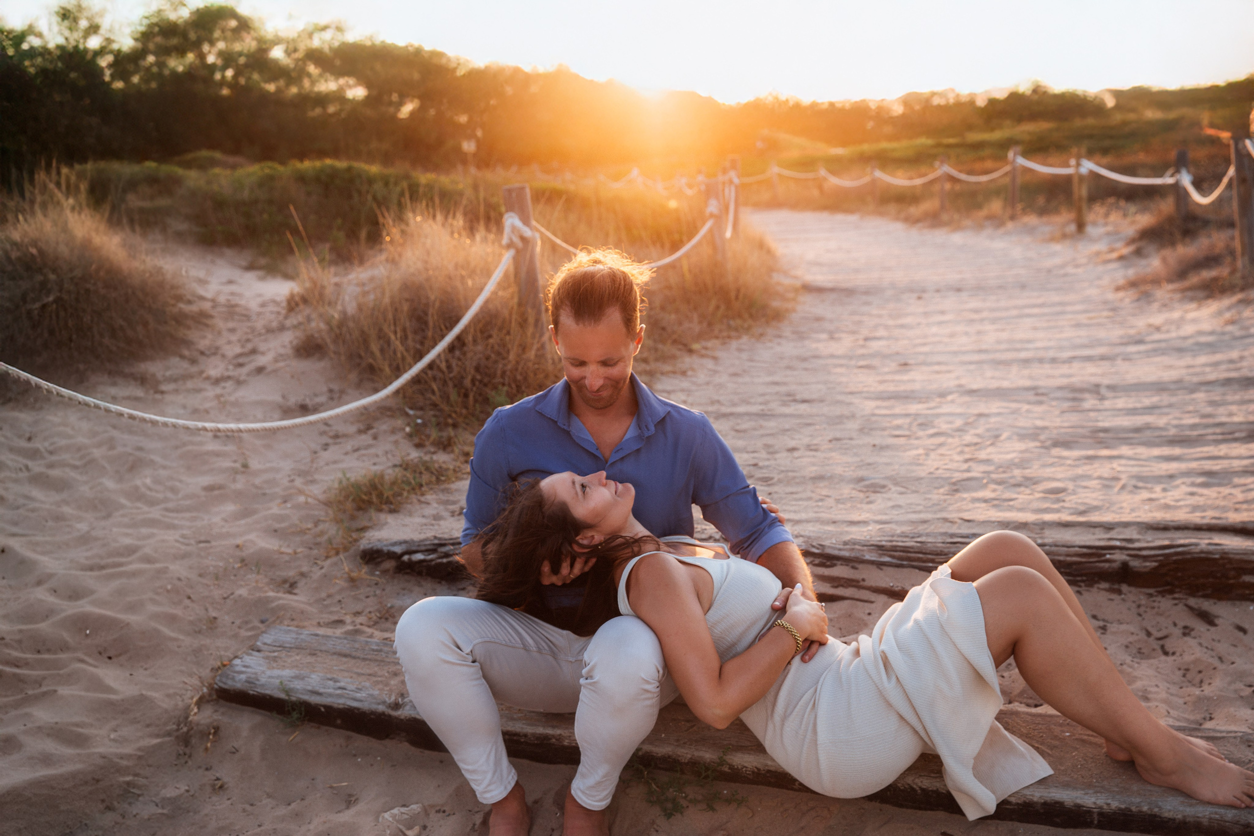 Романтическая фотосессия пары на пляже Эль-Салер рядом с Валенсией, Испания, с дюнами и светом заката.