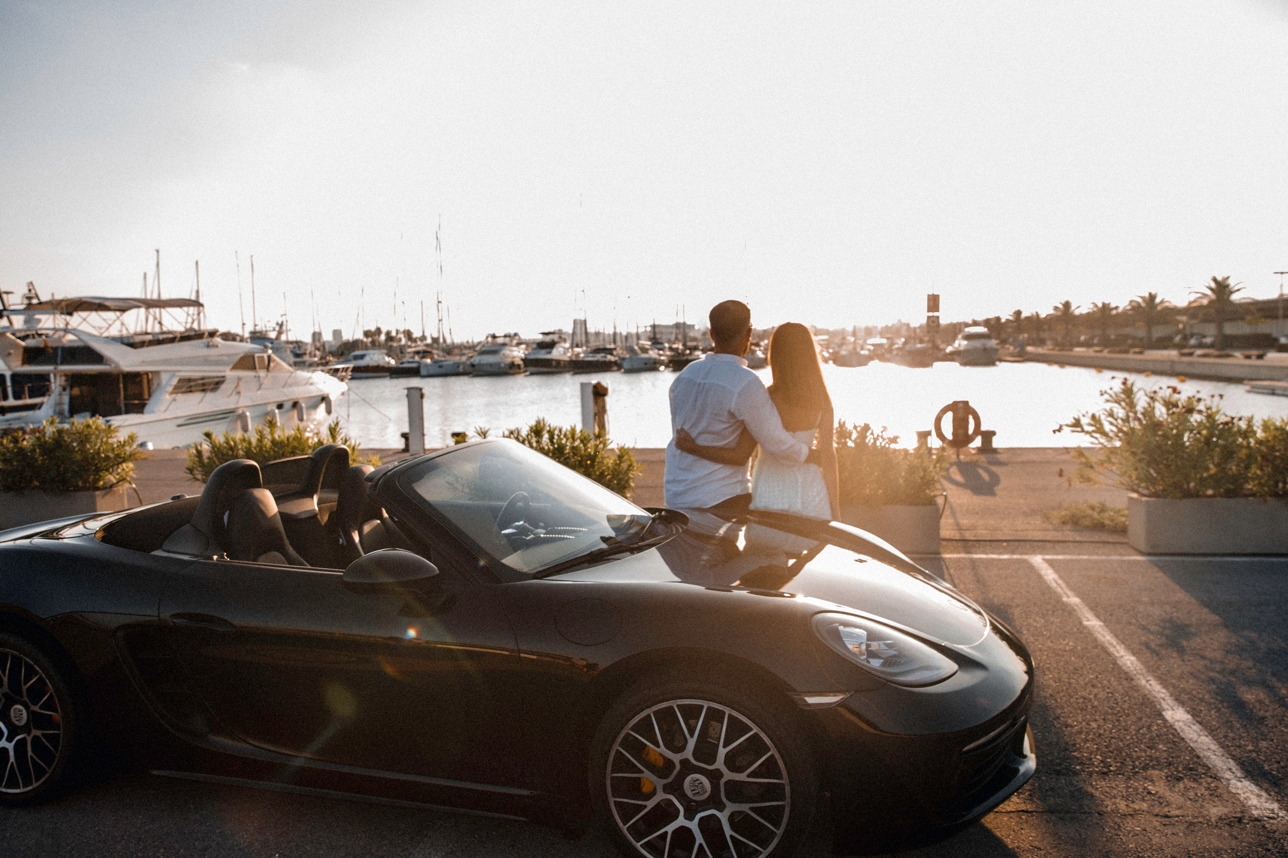 Фотосессия пары в марине Валенсии, Испания, с яхтами и светом заката.