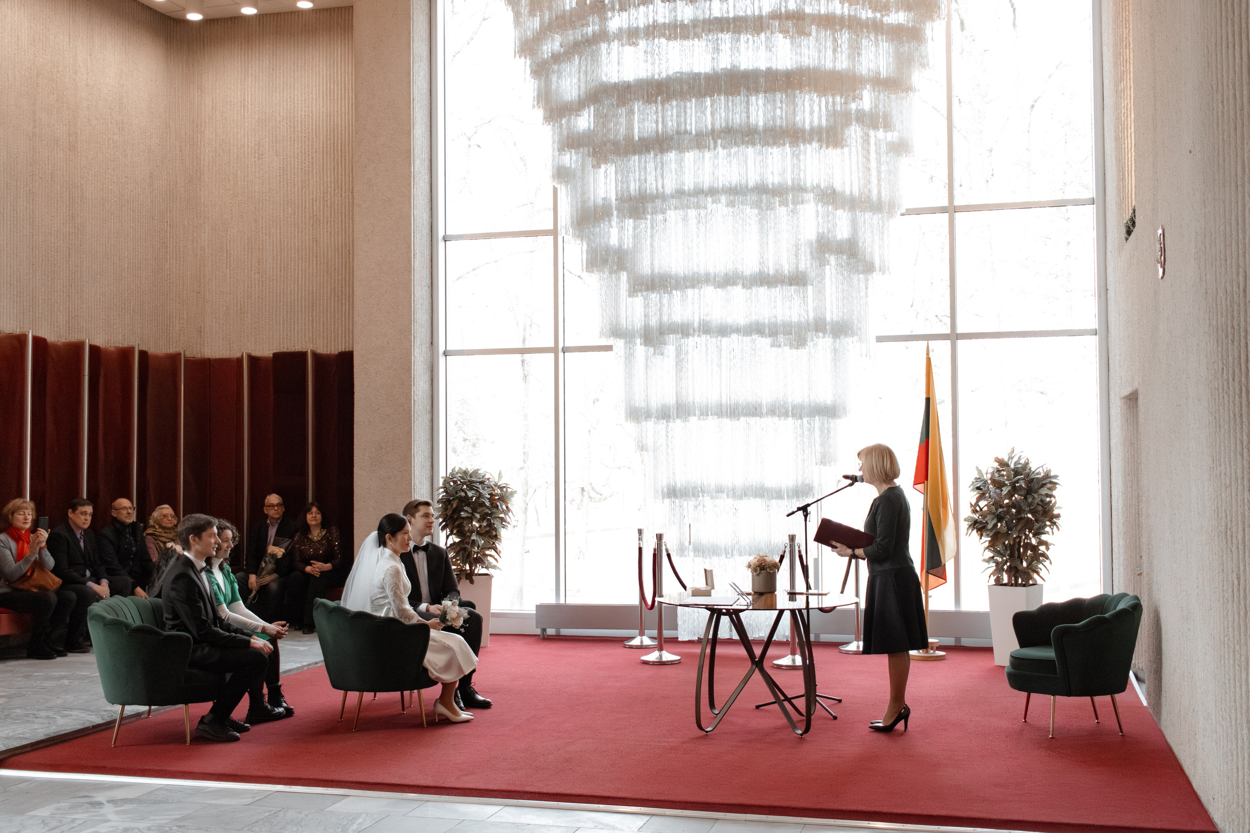 Fotosesija Vilniaus Santuokų Rūmuose. Framed by Evelina | Vestuvių fotografė