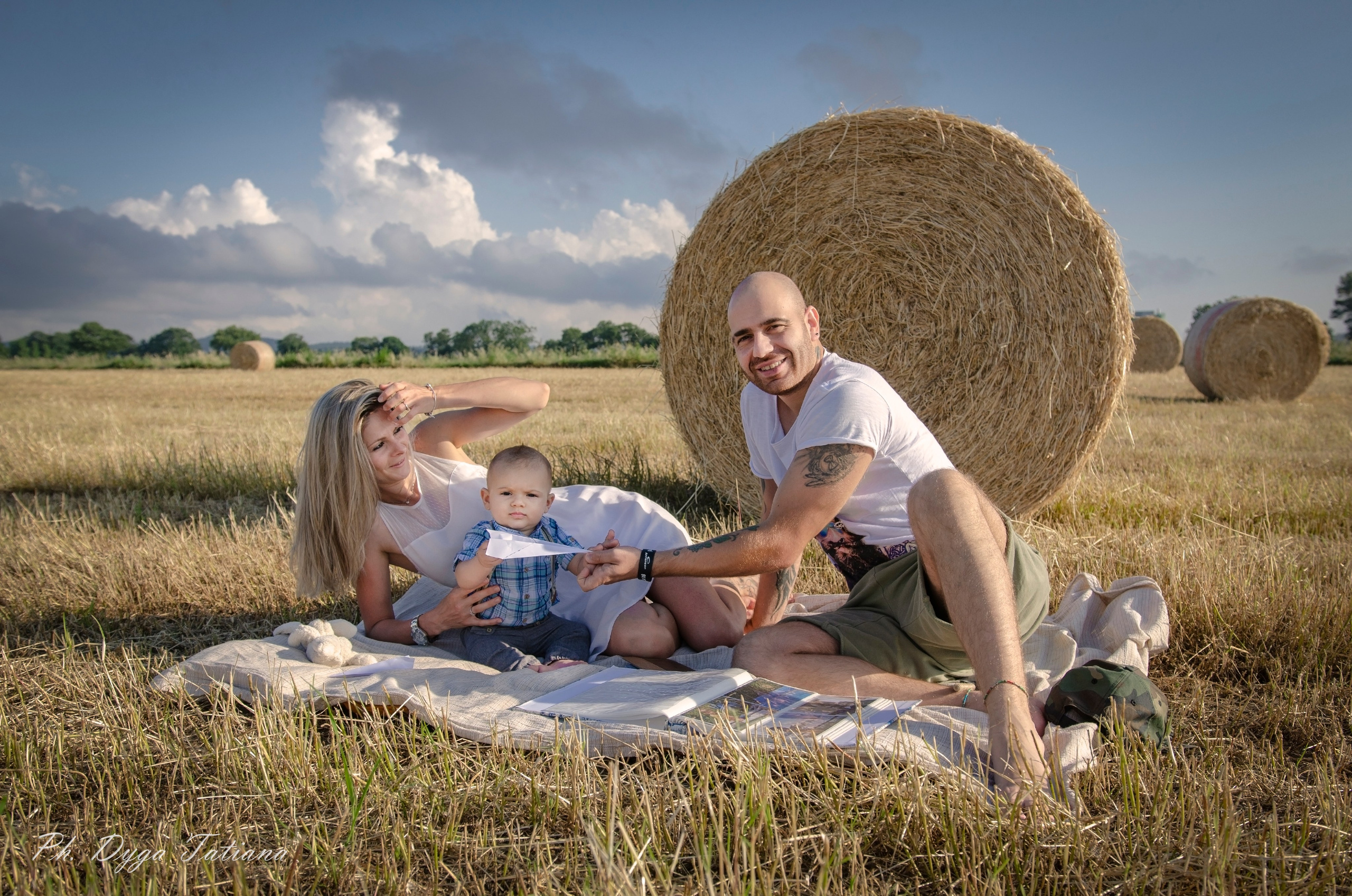 fotografo famiglia, foto nei campi , foto al tramonto , servizi fotografici