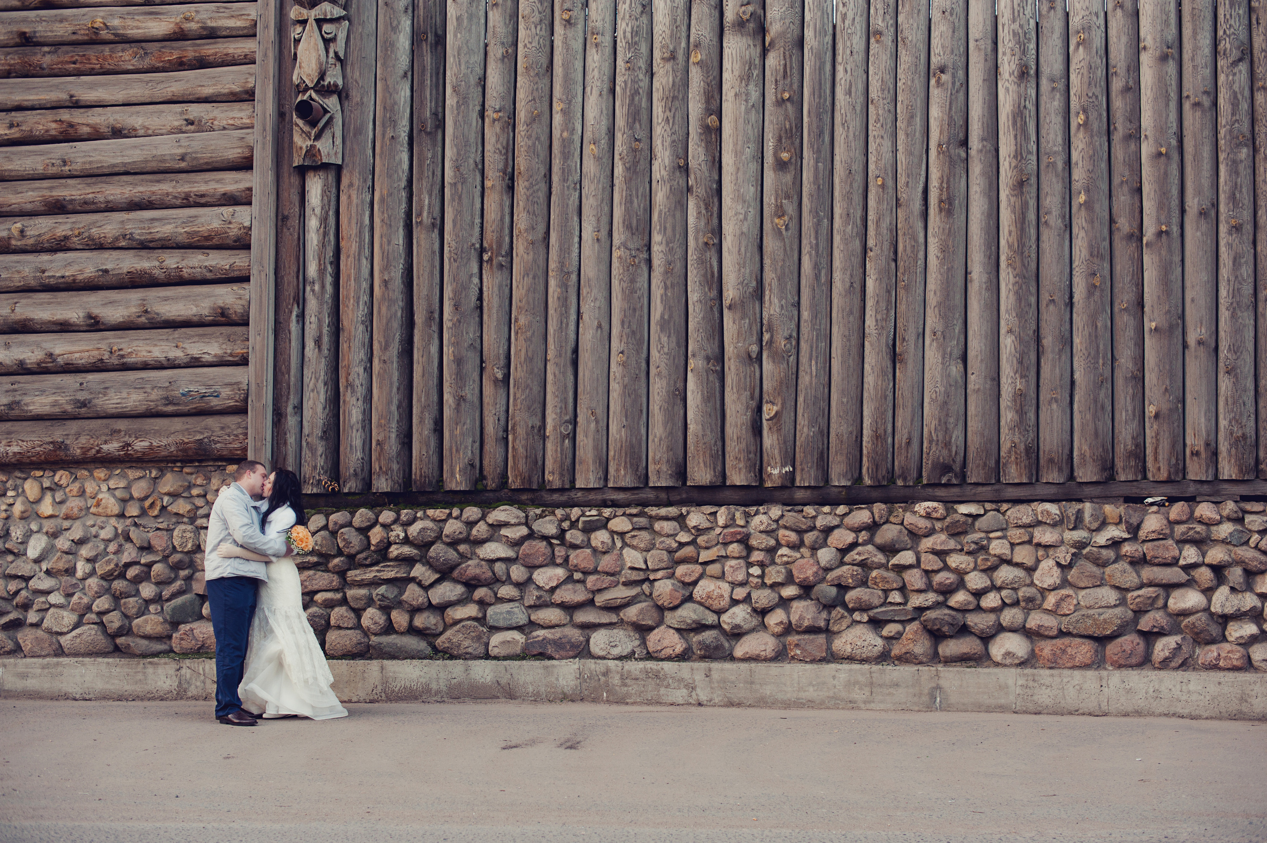 Свадебная фотосессия в Измайлово в Москве на фоне стены из камня и дерева