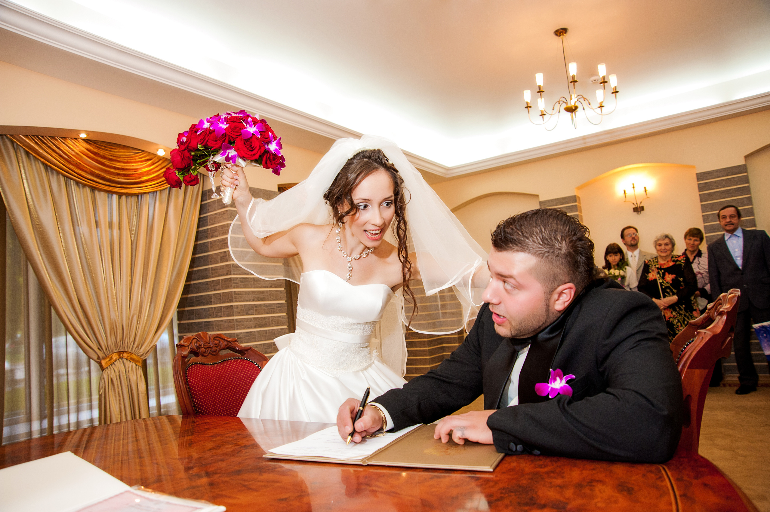 Фотосессия в ЗАГСе. Роспись в ЗАГСе. Креативная смешная съемка росписи в ЗАГСе.