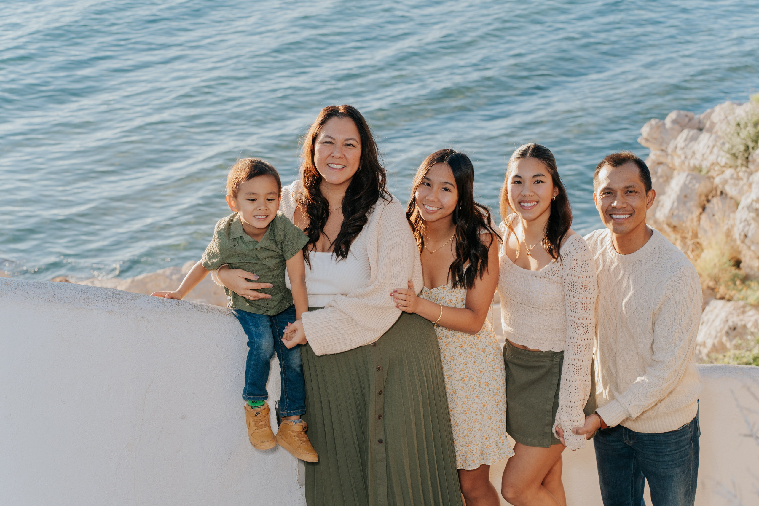 What to Wear for a Summer Family Photoshoot in Barcelona. DiaFoto — Wow Photographer in Barcelona | Premium Barcelona Photoshoot Experience