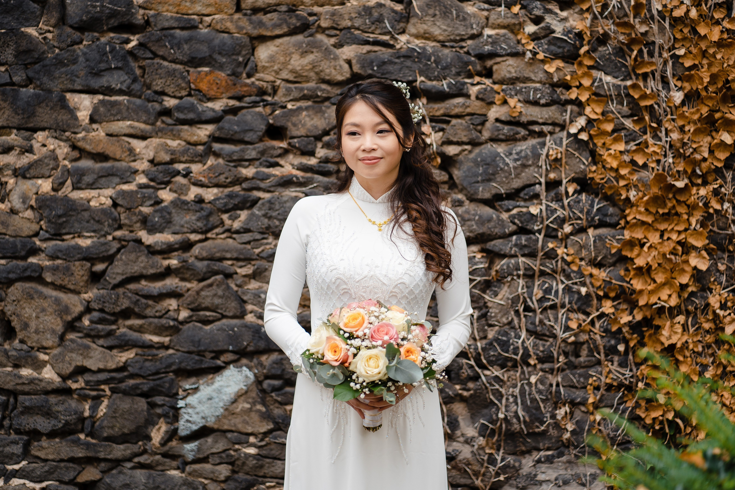 Braut mit Blumenstrauß bei einer Hochzeitsfotosession im Schlosspark