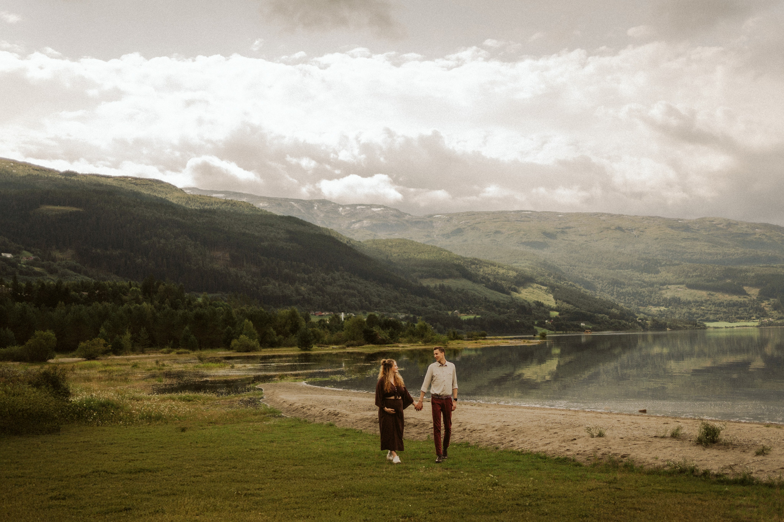 Sesja ciążowa w Norwegii | Plener w Voss pełen ciszy i natury. Fotograf ślubny Śląsk – reportaż ślubny | KarkowskaFoto