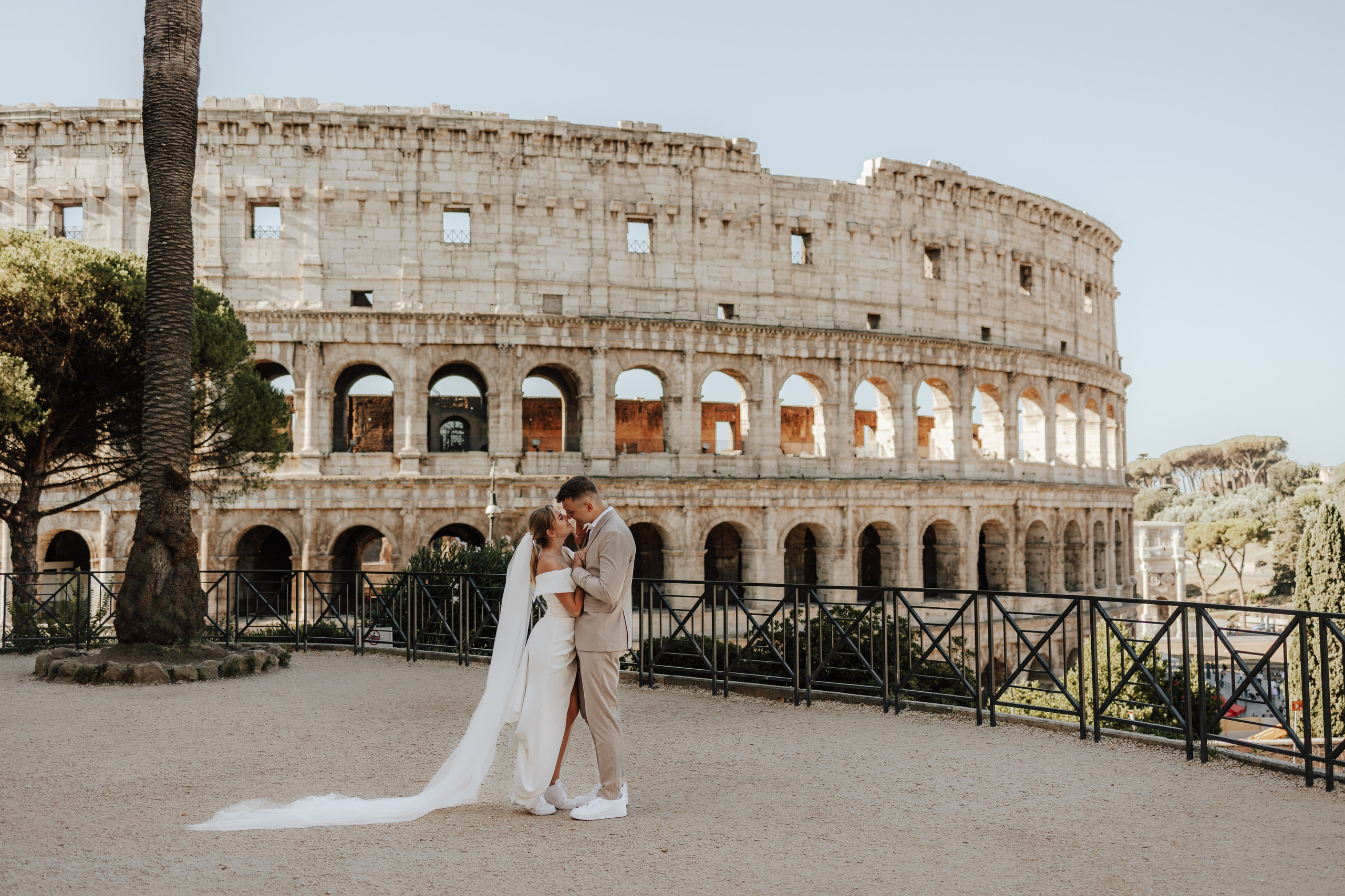 Rzym – pełen historii, ciepła i włoskiego temperamentu – stał się tłem dla wyjątkowej historii Klaudii i Michała 🤎. Fotograf Siedlce