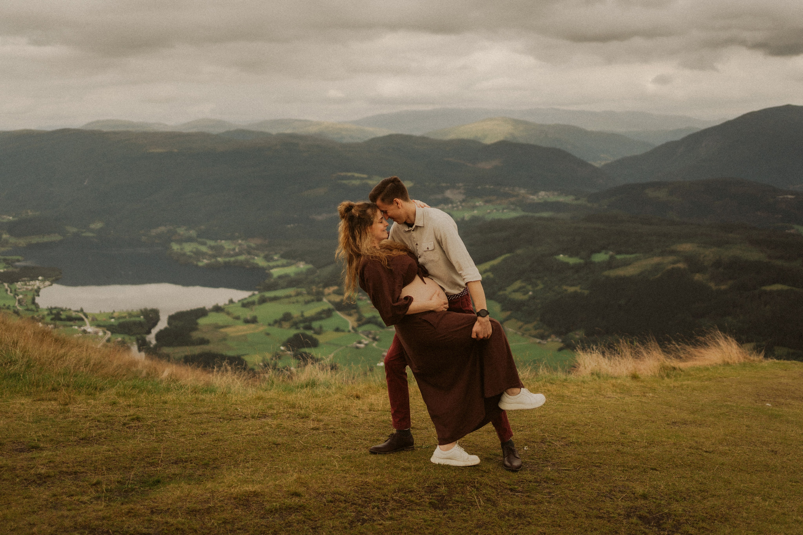 Sesja ciążowa w Norwegii | Plener w Voss pełen ciszy i natury. Fotograf ślubny Śląsk – reportaż ślubny | KarkowskaFoto