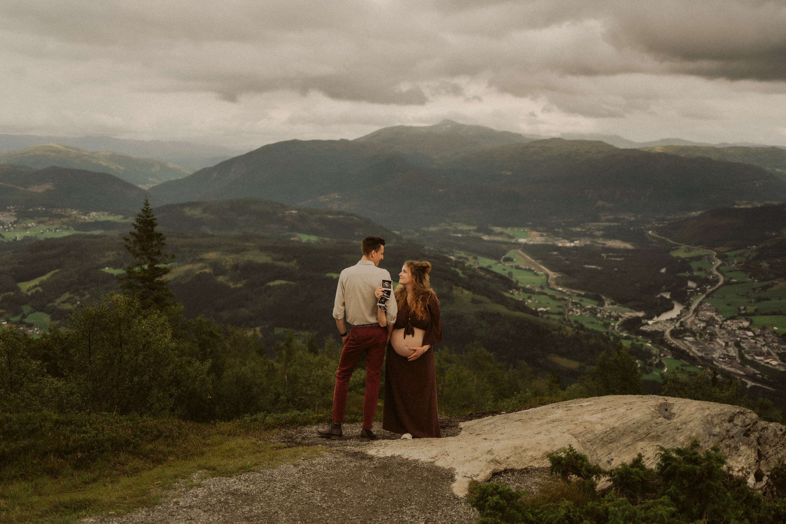 Sesja ciążowa w Norwegii | Plener w Voss pełen ciszy i natury. Fotograf ślubny Śląsk – reportaż ślubny | KarkowskaFoto