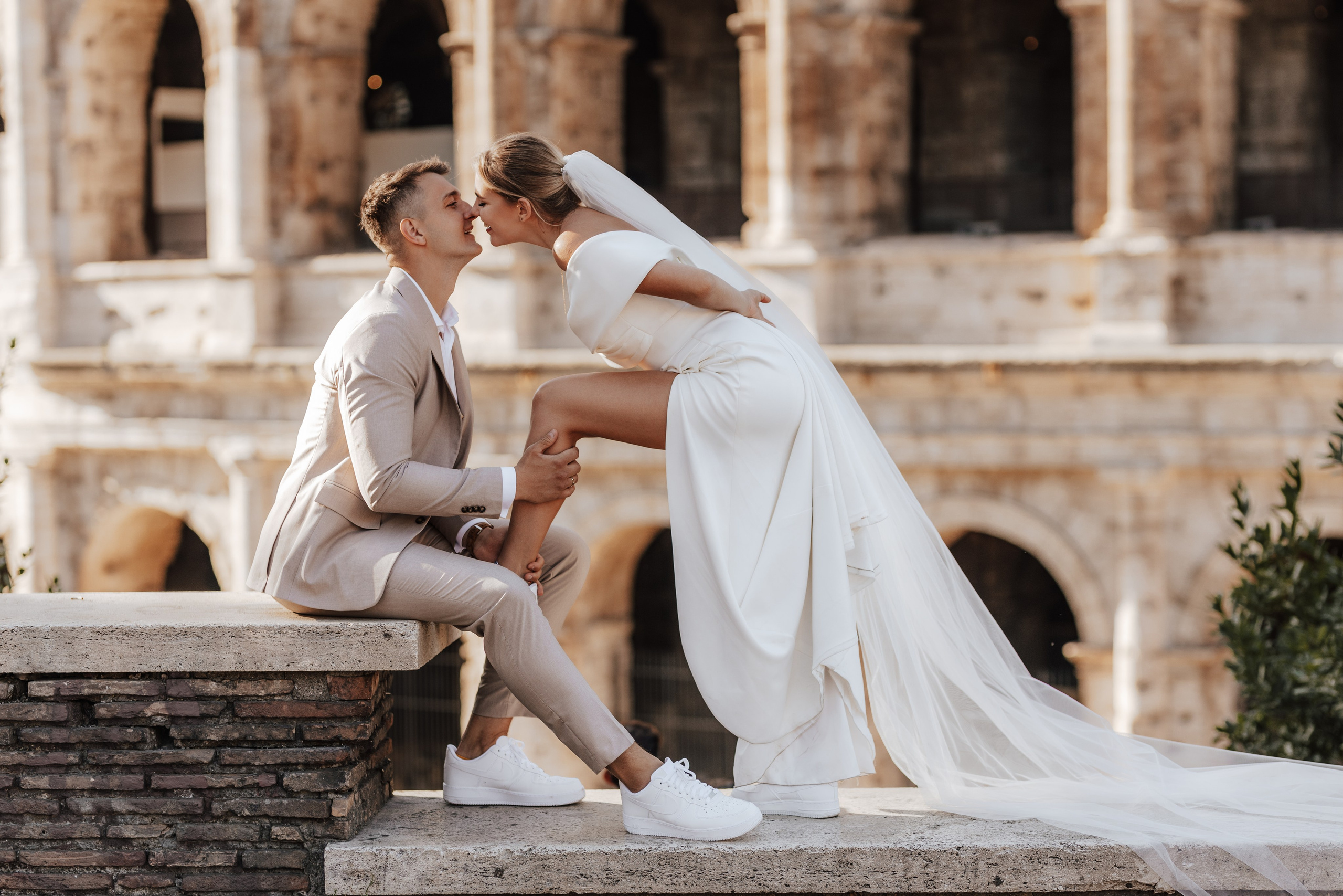 Rzym – pełen historii, ciepła i włoskiego temperamentu – stał się tłem dla wyjątkowej historii Klaudii i Michała 🤎. Fotograf Siedlce