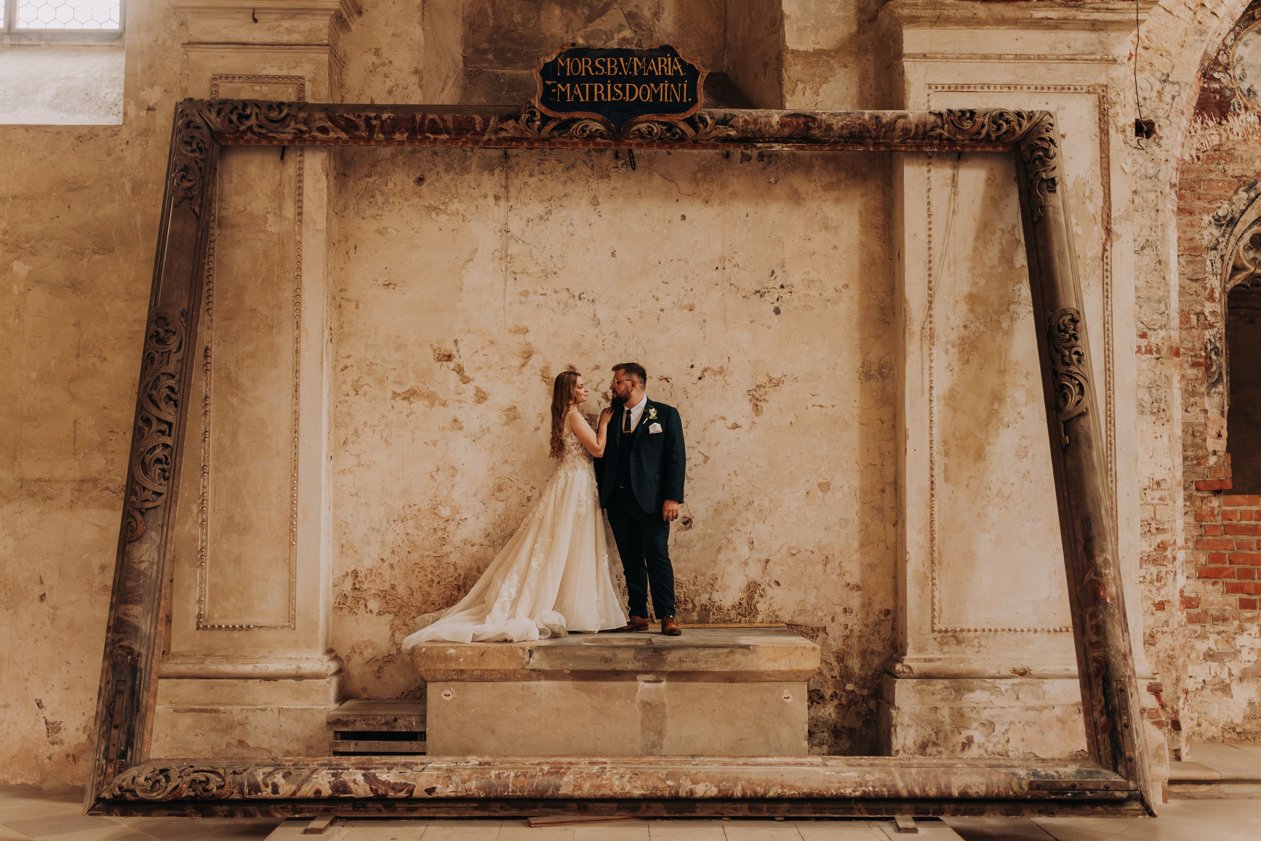 Klasztor Cystersów w Lubiążu: Plener ślubny Oli i Rafała. Fotograf ślubny Śląsk – reportaż ślubny | KarkowskaFoto