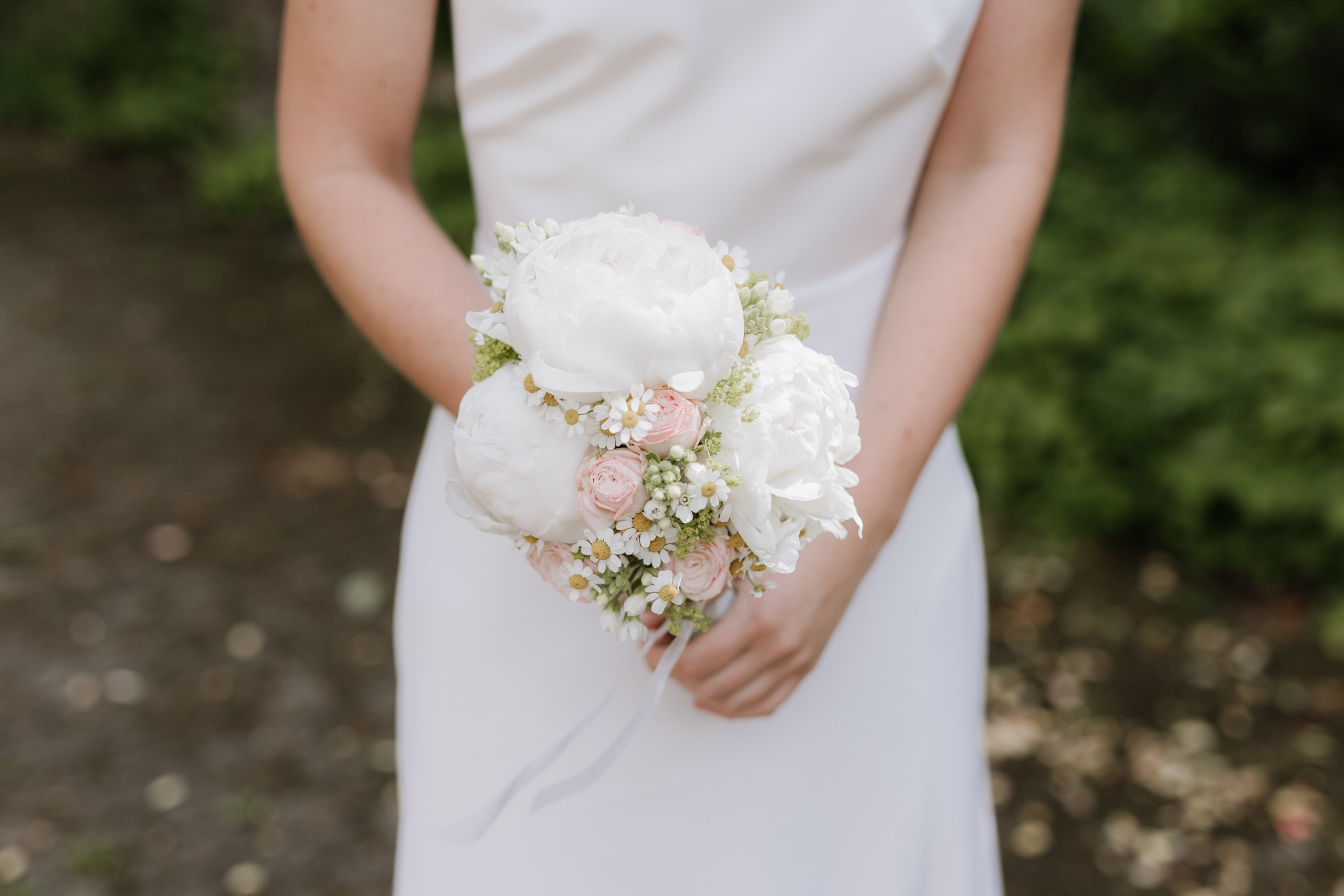 Romantischer pastellfarbener Brautstrauß mit Pfingstrose
