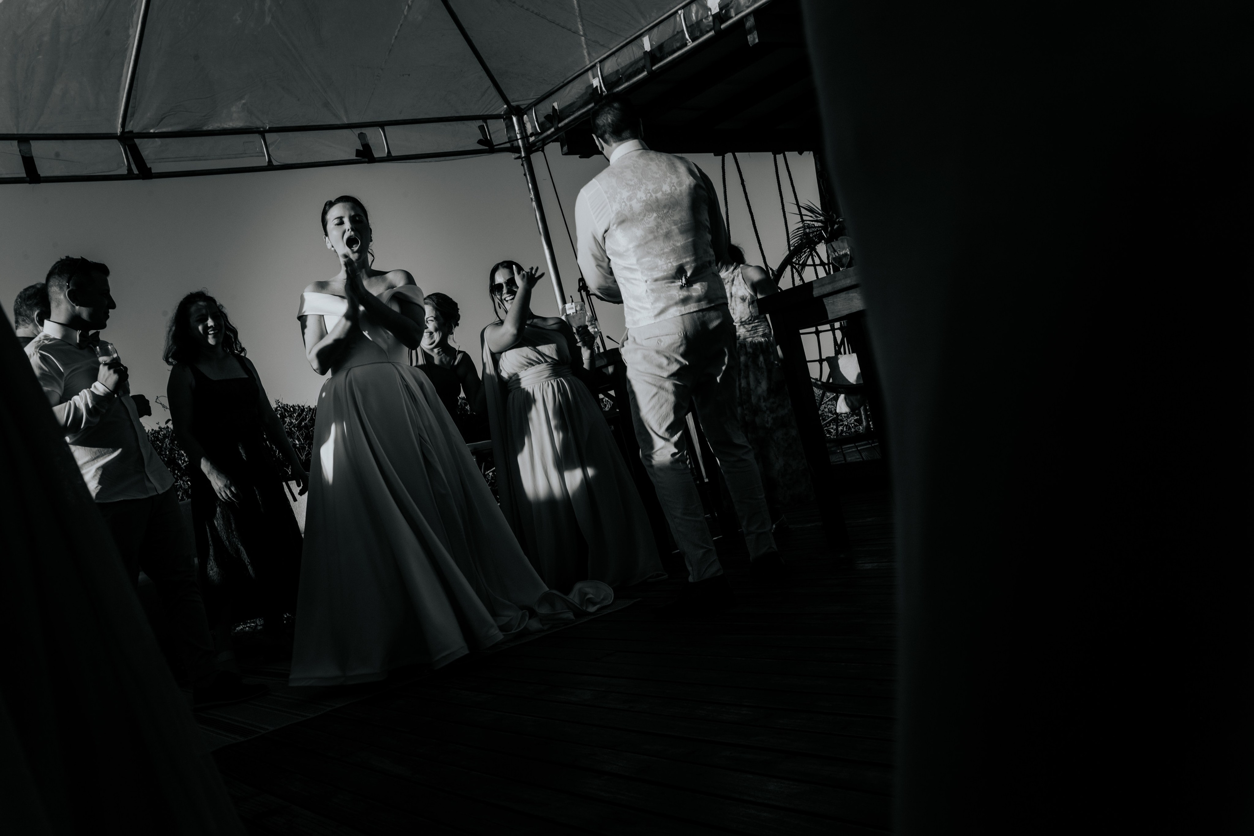 Foto em preto e branco da noiva no dia do casamento na festa que foi feita na praia mole em Florianópolis-SC