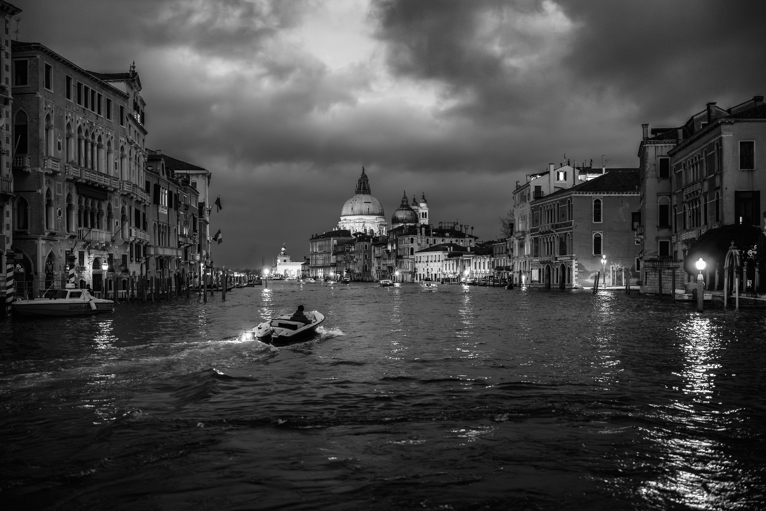Noaptea venețiană în alb-negru. Daniel Hașiegan