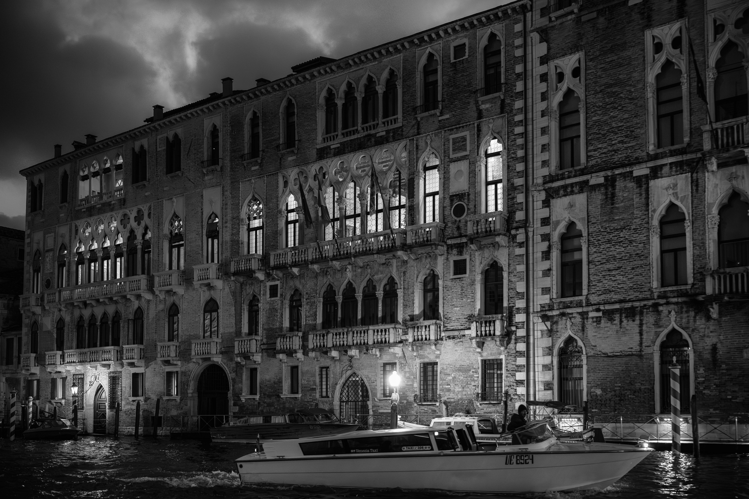 Noaptea venețiană în alb-negru. Daniel Hașiegan