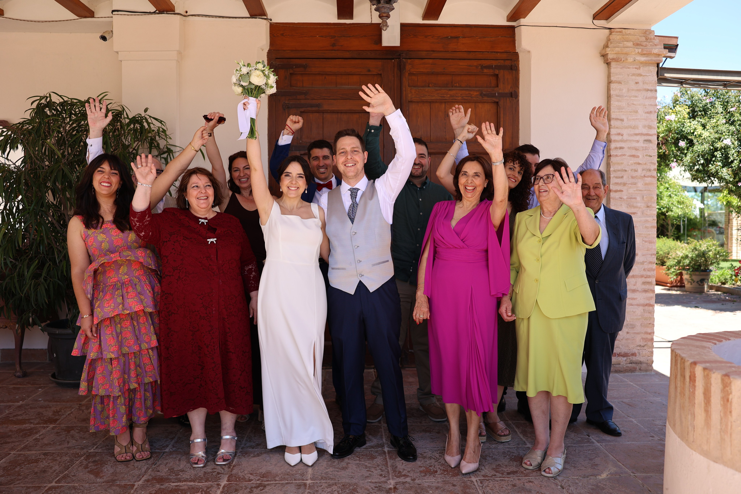 alt="Montaje de mesas y gastronomia exclusiva para banquete de boda en La Mozaira"