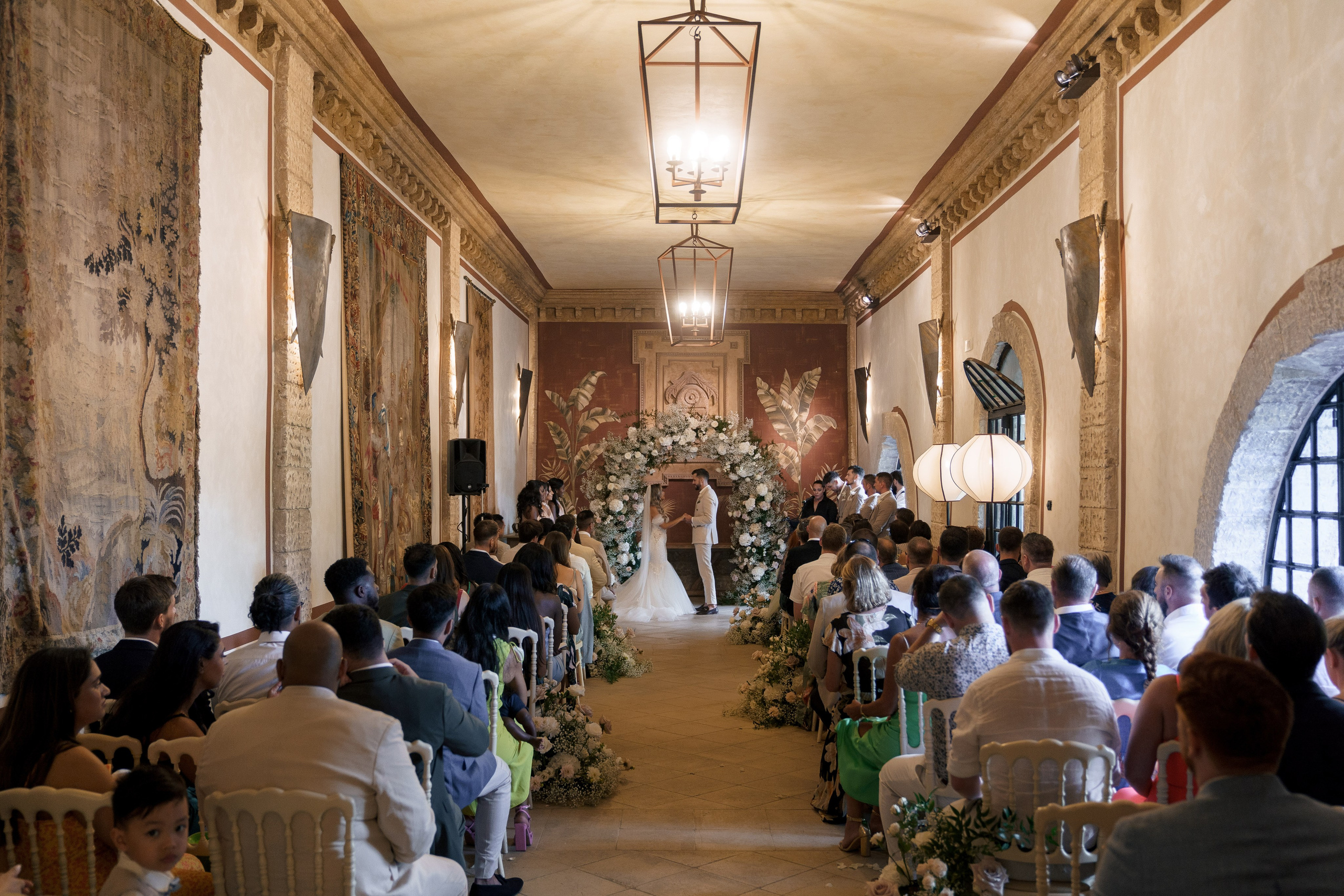 Salon de nuntă elegant fotografiat într-un stil editorial rafinat