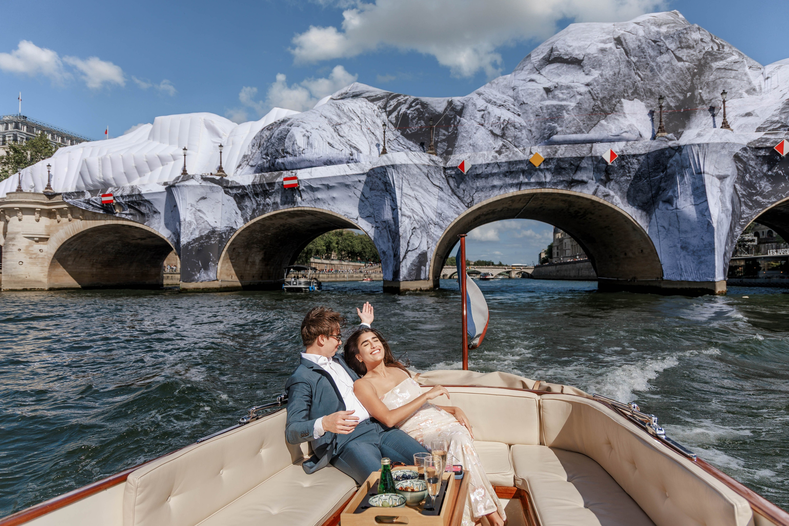 A Luxury Surprise Proposal on a Boat in Paris: Photo, Video & Champagne. Photographe à Paris