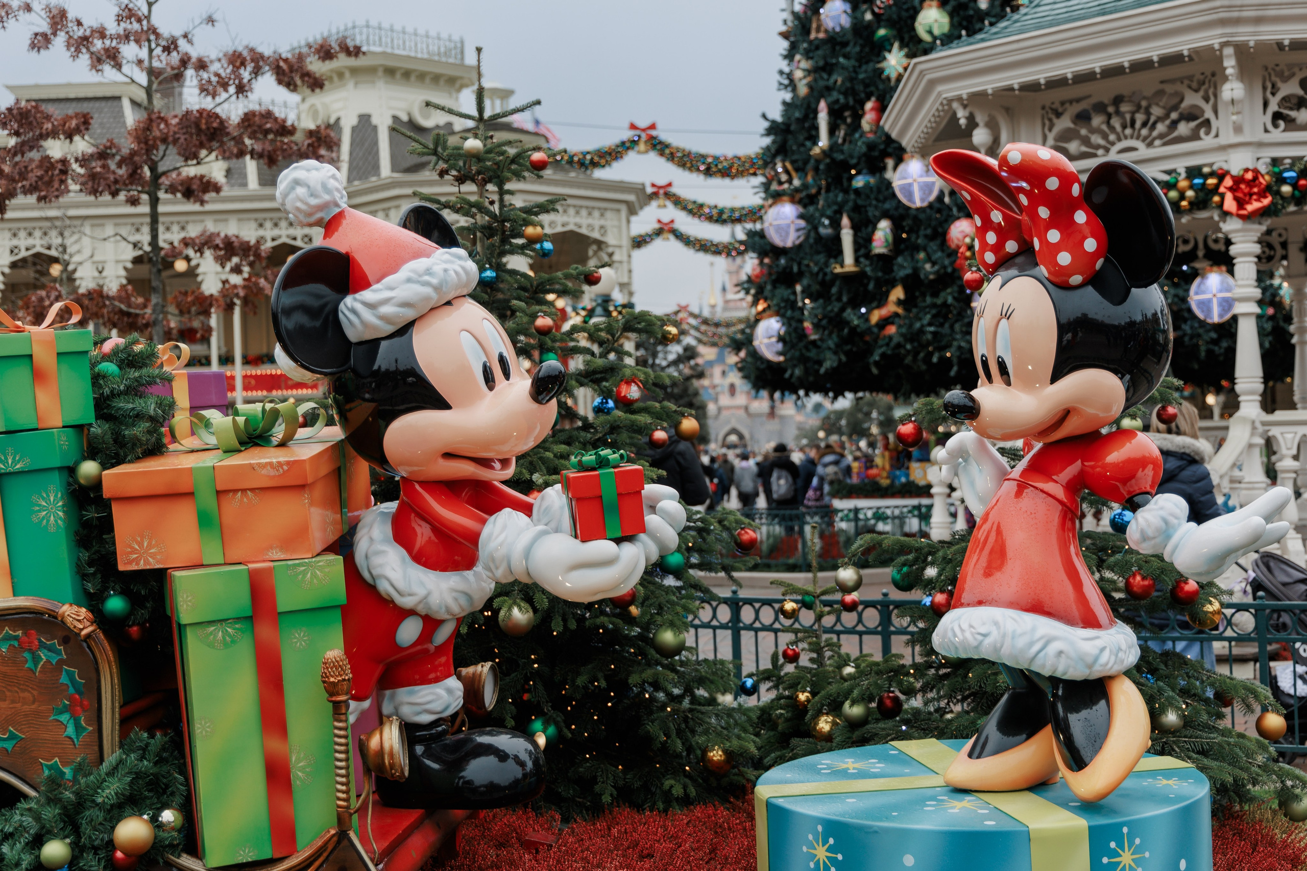 Best Photographer in Paris: Your Guide to Unforgettable Winter Photoshoots at Disneyland Paris. Photographe à Paris
