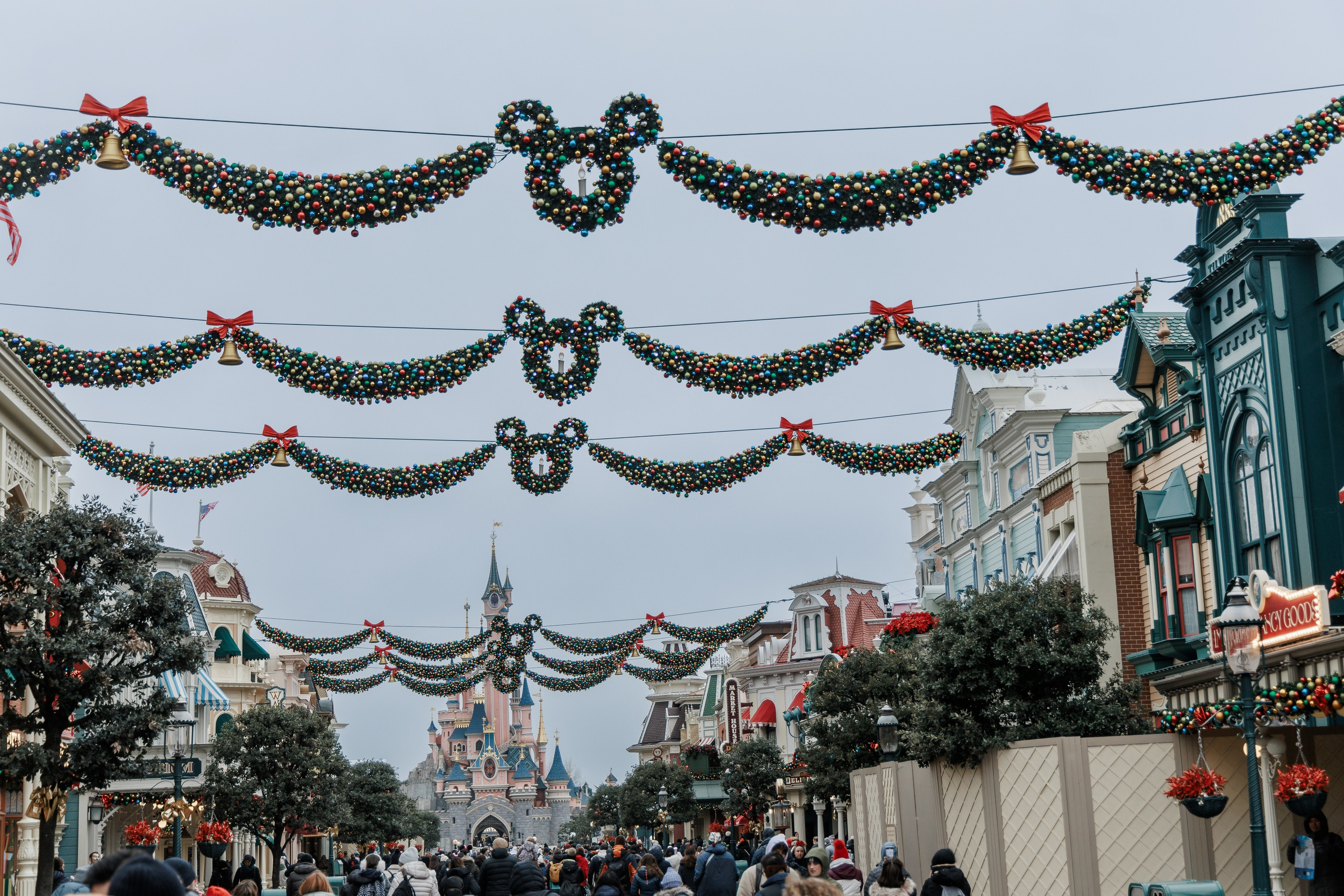 Best Photographer in Paris: Your Guide to Unforgettable Winter Photoshoots at Disneyland Paris. Photographe à Paris