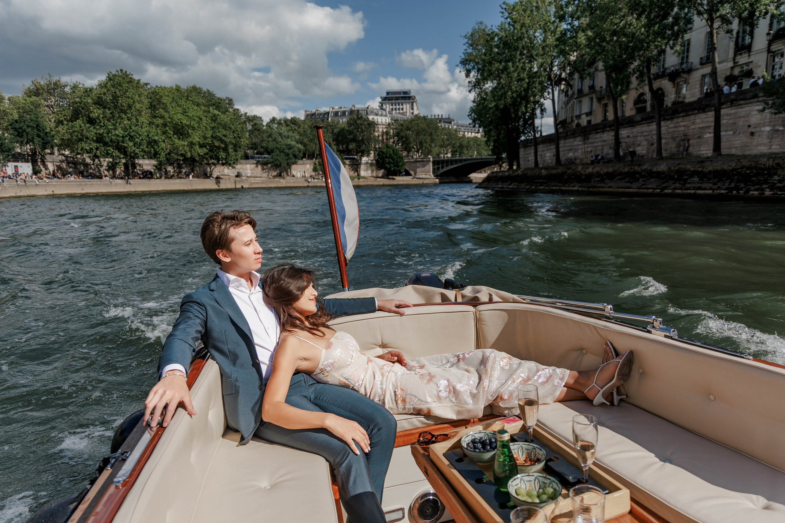 A Luxury Surprise Proposal on a Boat in Paris: Photo, Video & Champagne. Photographe à Paris