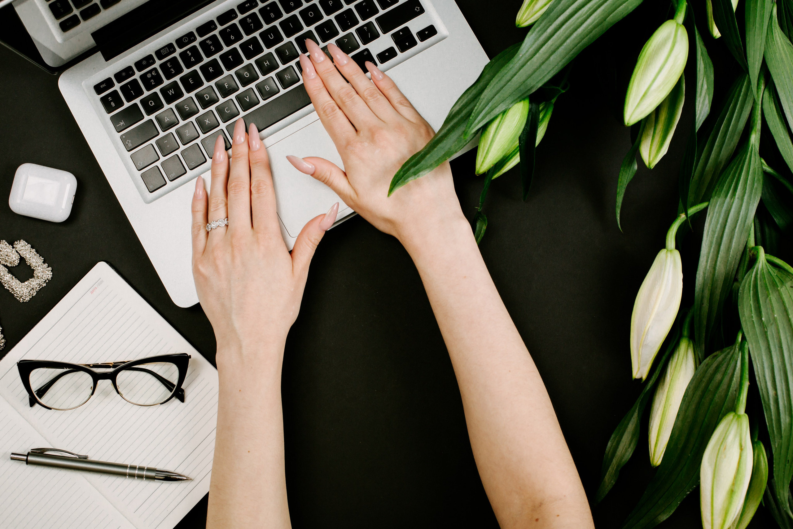 Blomsterabonnementer til virksomheder – Akropolis BlomsterMed et firma blomsterabonnement fra Akropolis Blomster får din virksomhed smukke blomsterleverancer hele året rundt. Perfekt til kontorer, receptioner og mødelokaler – vi sørger for friske blomster, der gør indtryk.