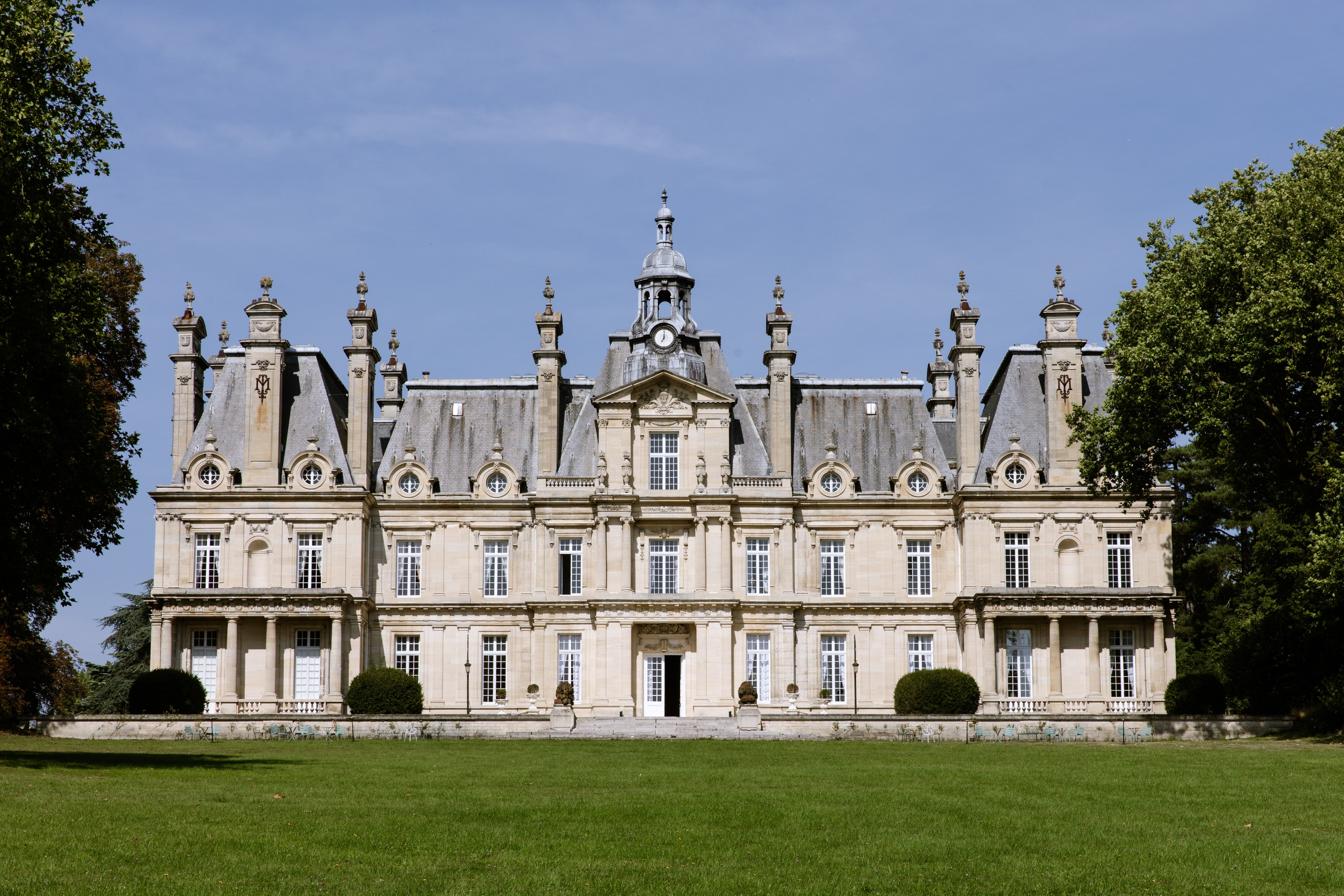 The Most Beautiful Château Wedding Venues in France. Paris Wedding Photographer