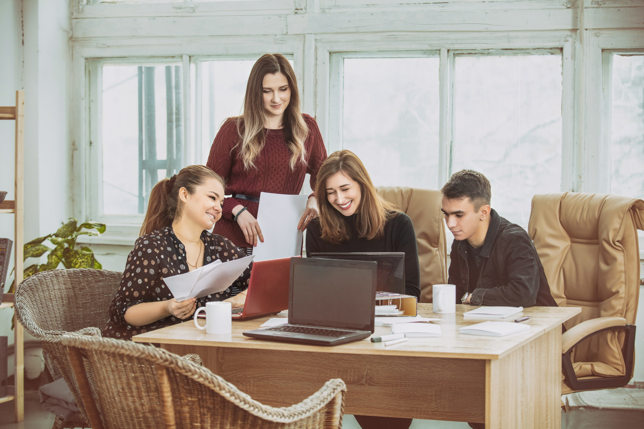 Séance photo corporate d’une équipe en réunion autour d’un ordinateur – ambiance professionnelle et collaborative