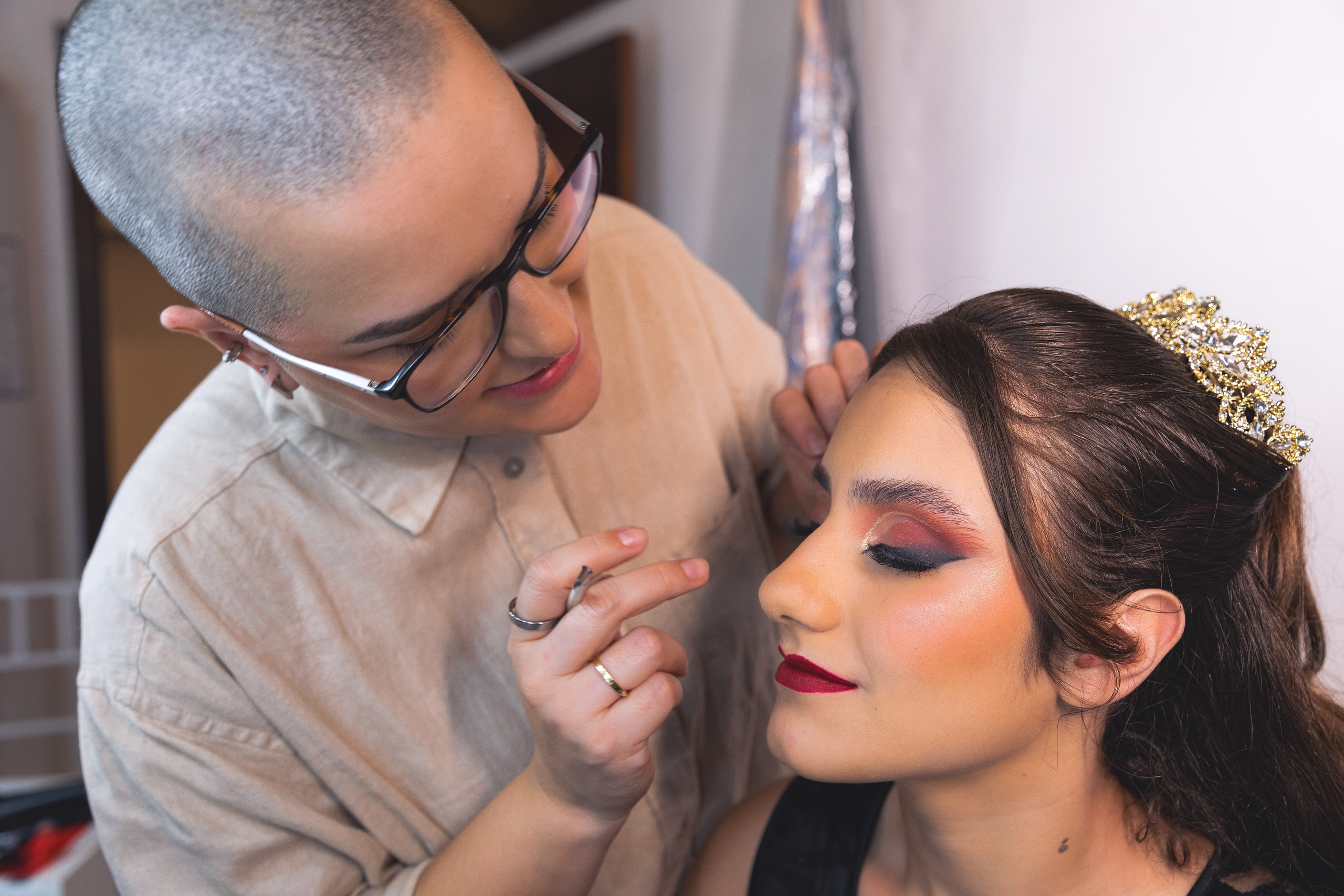 Making-of de debutante, fazendo a maquiagem pouco antes de sua festa começar.