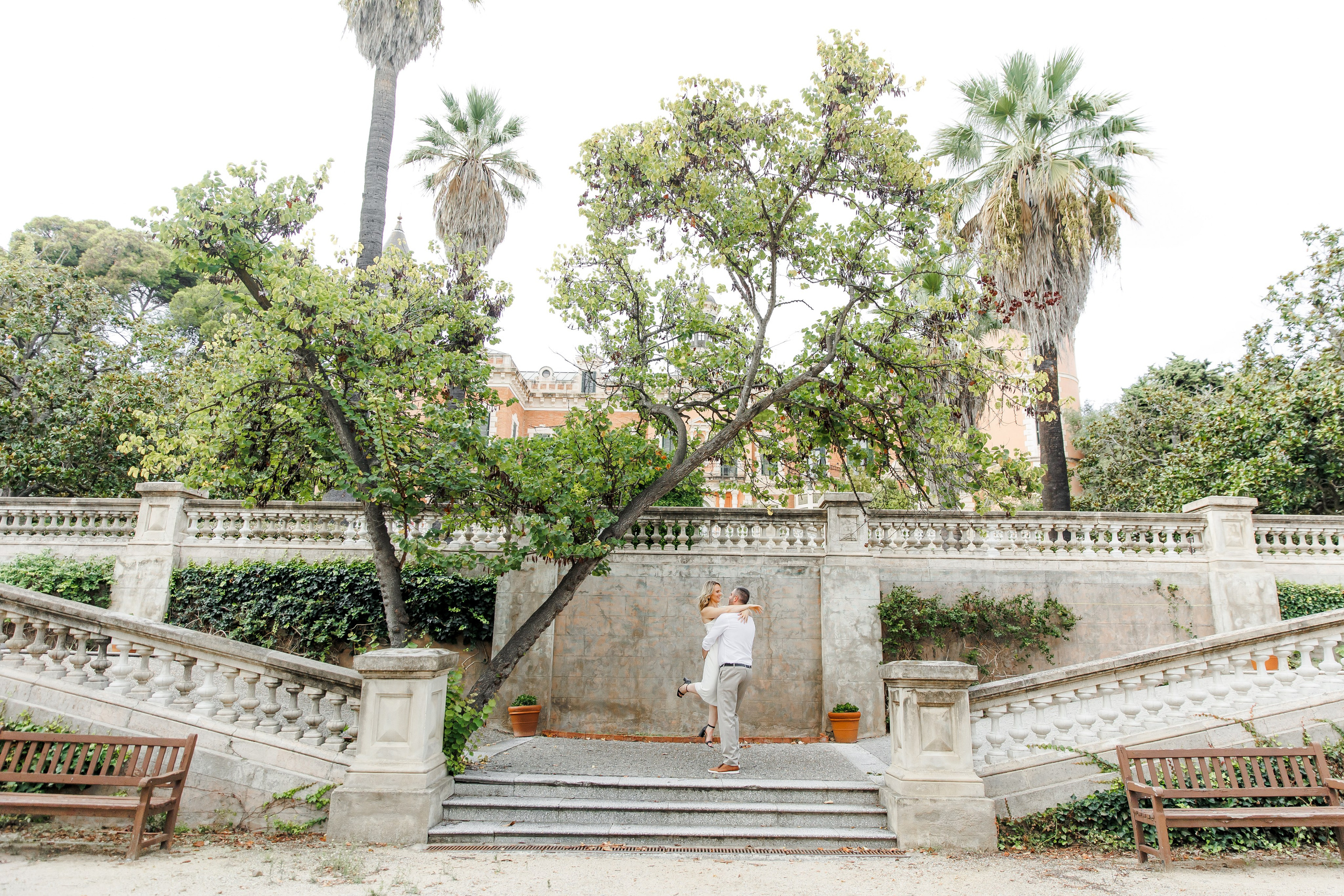 A couple dancing in the lush gardens in Palau de les Heures in Barcelona 