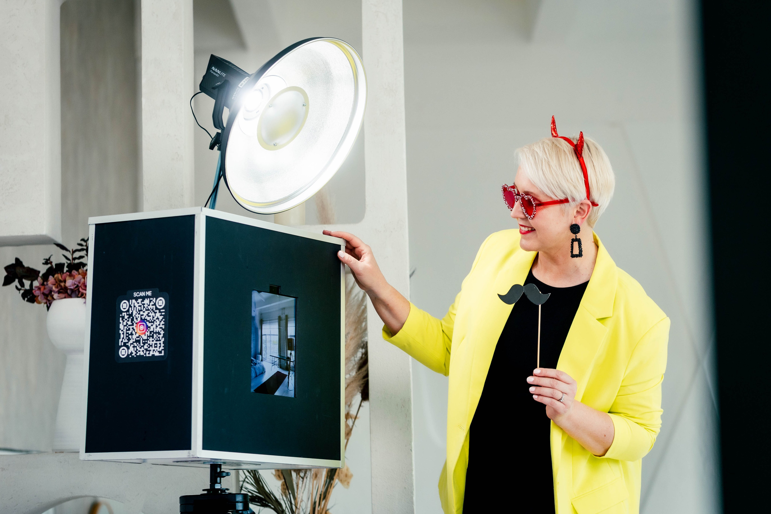 UFONAATOR. Fotobox I Fotopeegel I Photobooth I Fotoboksi rent Eestis