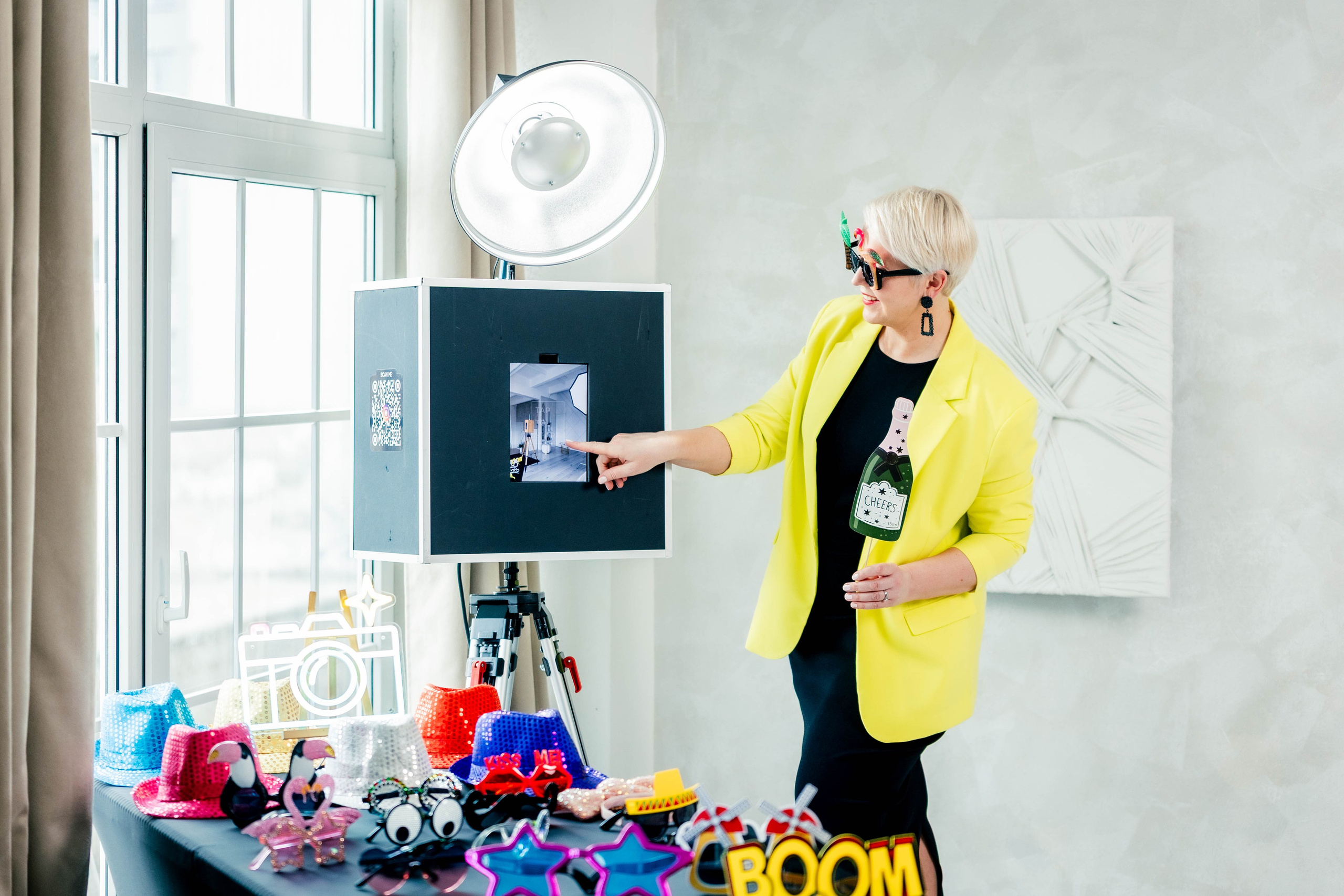 UFONAATOR. Fotobox I Fotopeegel I Photobooth I Fotoboksi rent Eestis