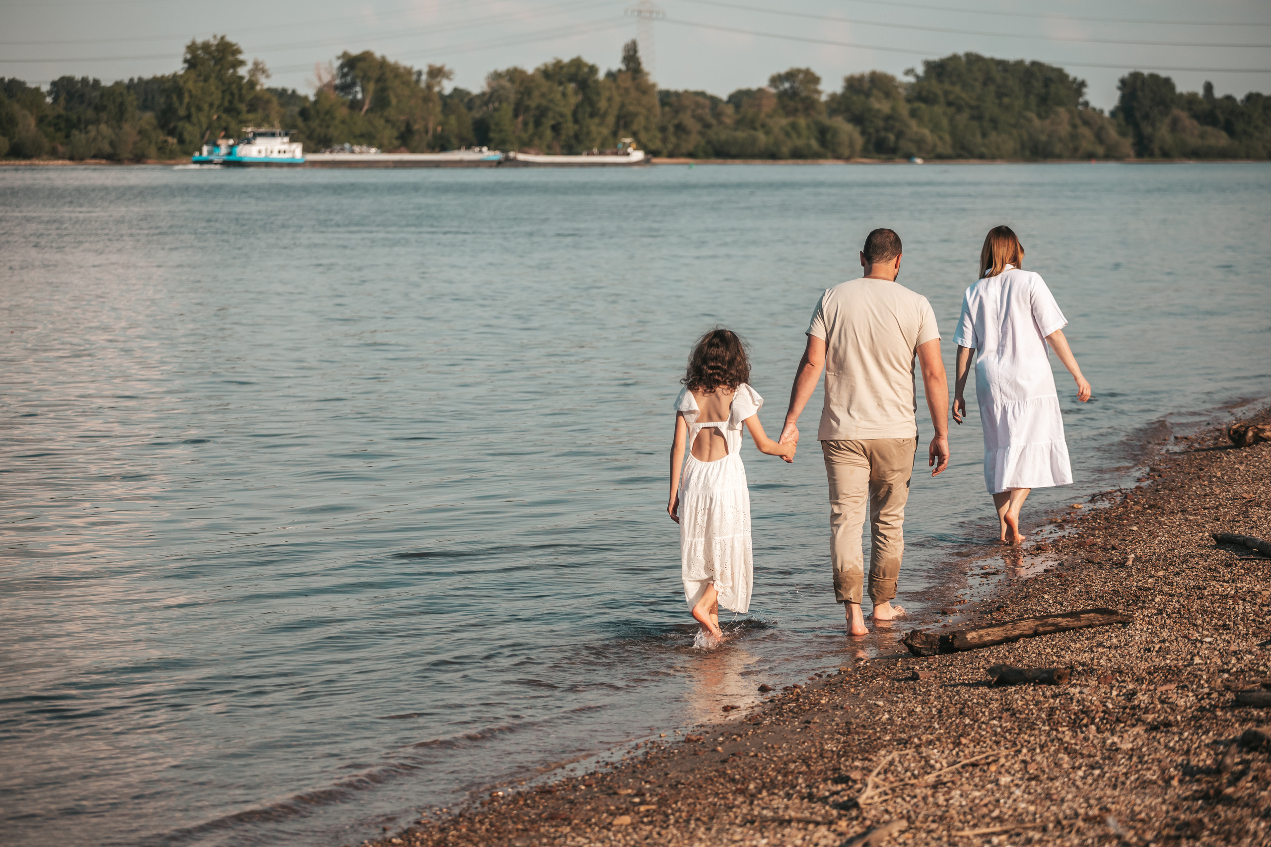 familien fotos fotoshooting Familienwochenende rhein mainz wiesbaden rheinufer strand