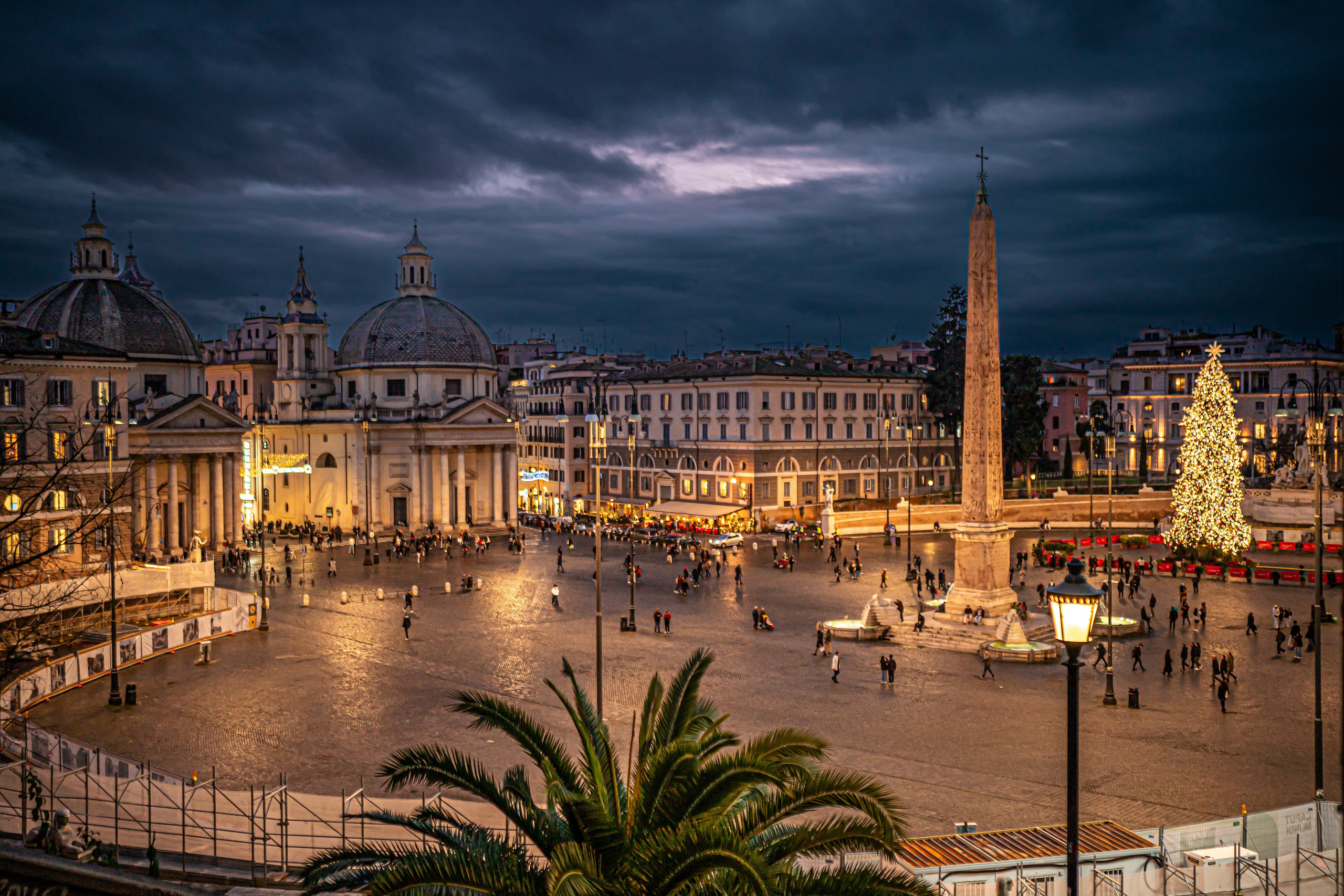 Piazza del Popolo in Rome with the obelisk and a Christmas tree — tours in Italy with Mariarty