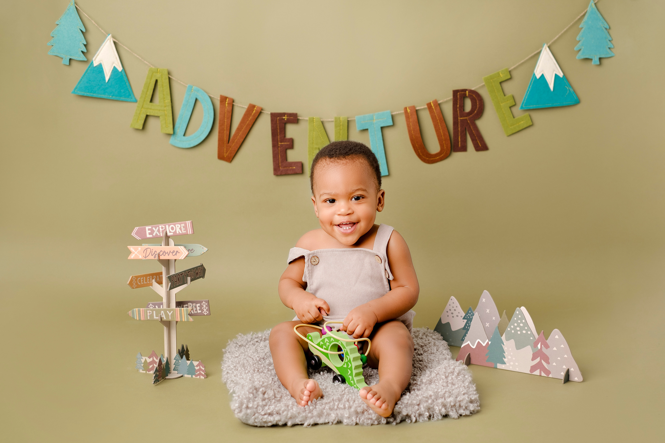 SITTER. Newborn, Sitter and Cake Smash Photographer in Doha, Qatar