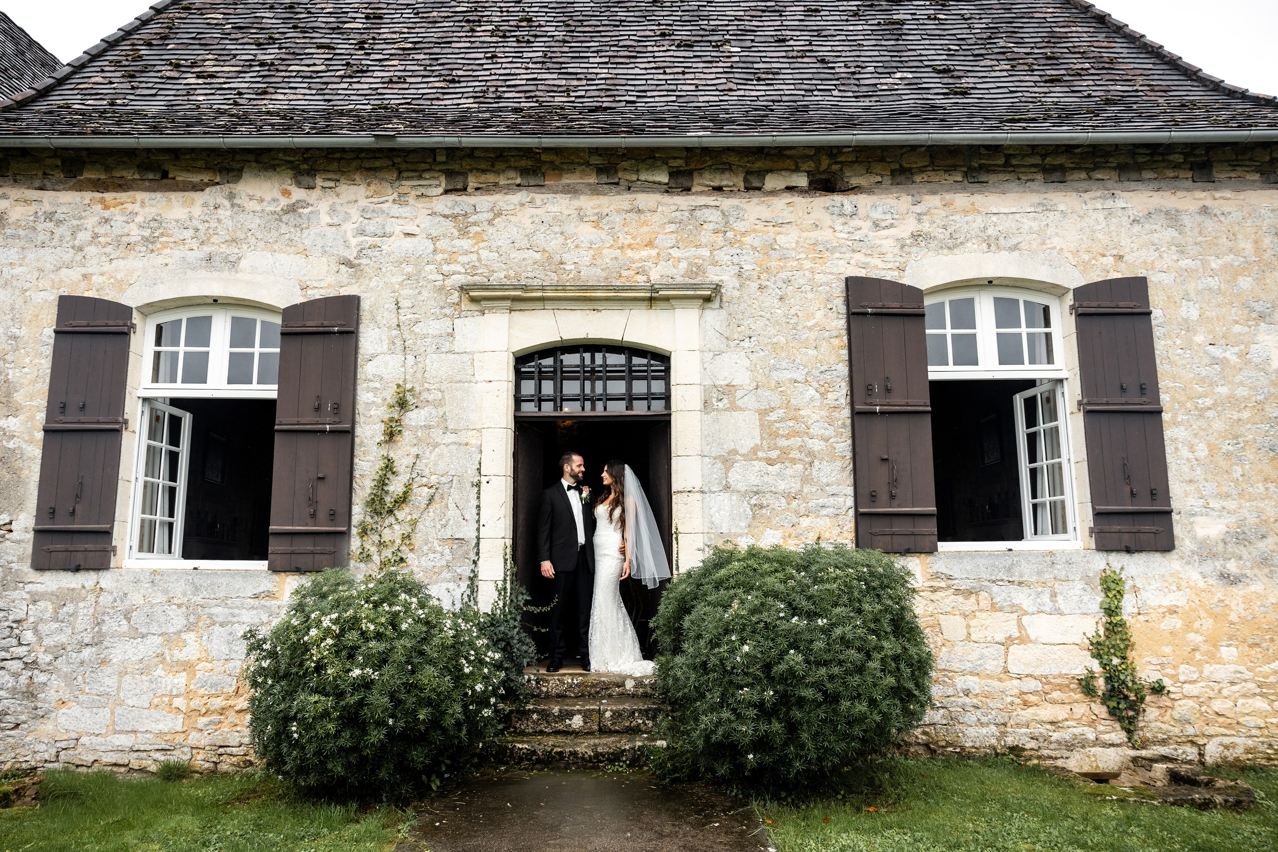 A romantic rainy-day wedding at Château Lagut. Eugenie Smirnova — wedding, corporate and lifestyle photographer in Toulouse and Southwest France