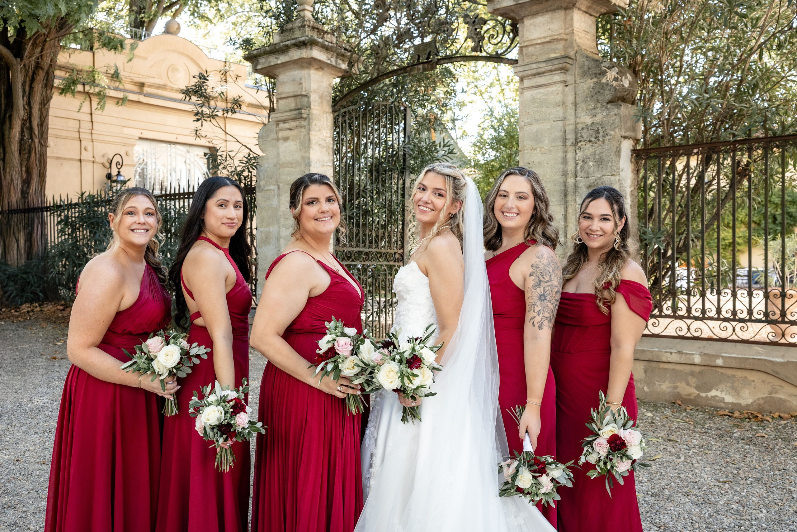La mariée entourée de ses demoiselles d’honneur en robes bordeaux au Château Rieutort, mariage d’automne en France