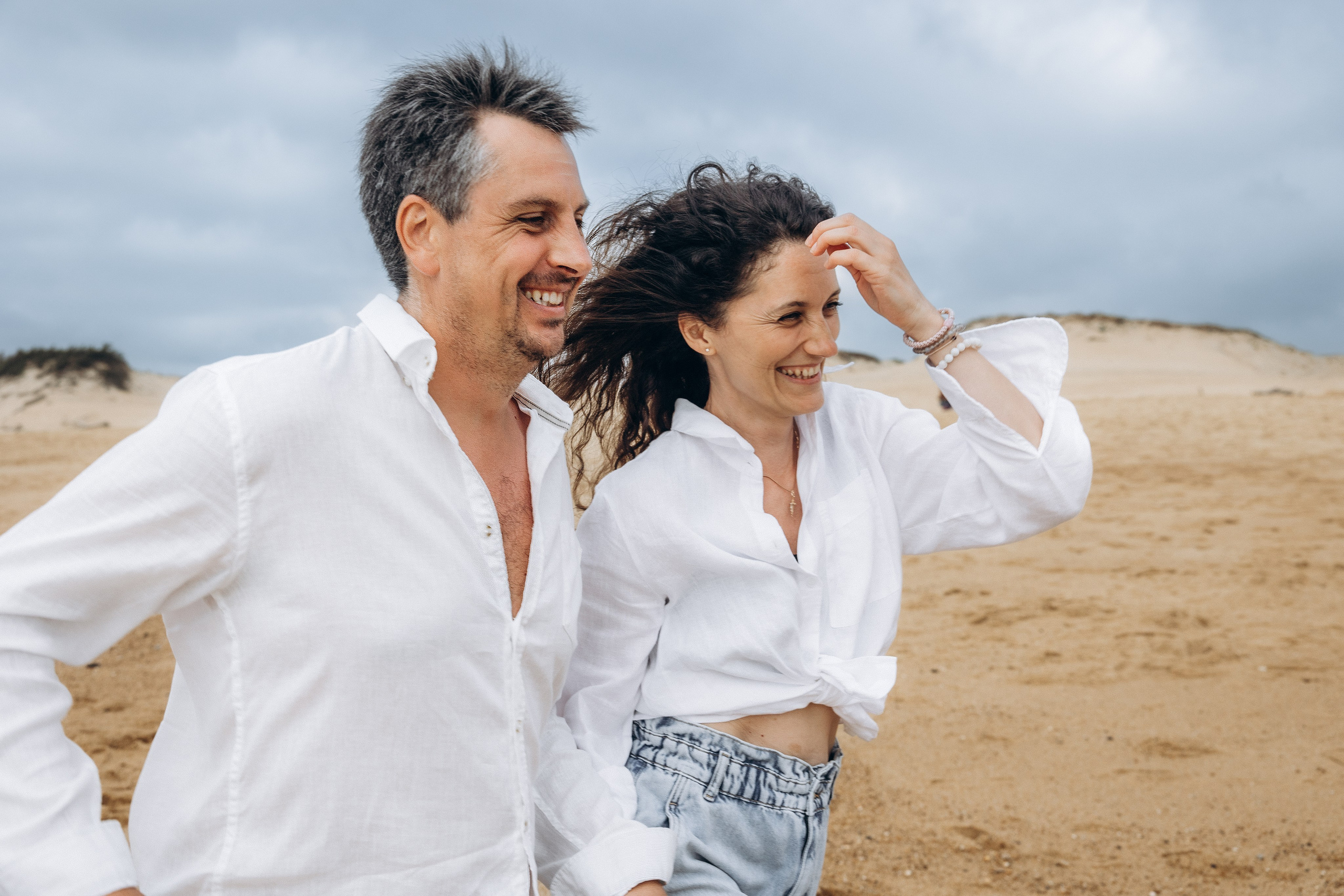 couple marchant au bord de l’océan dans le sud-ouest de la france séance engagement