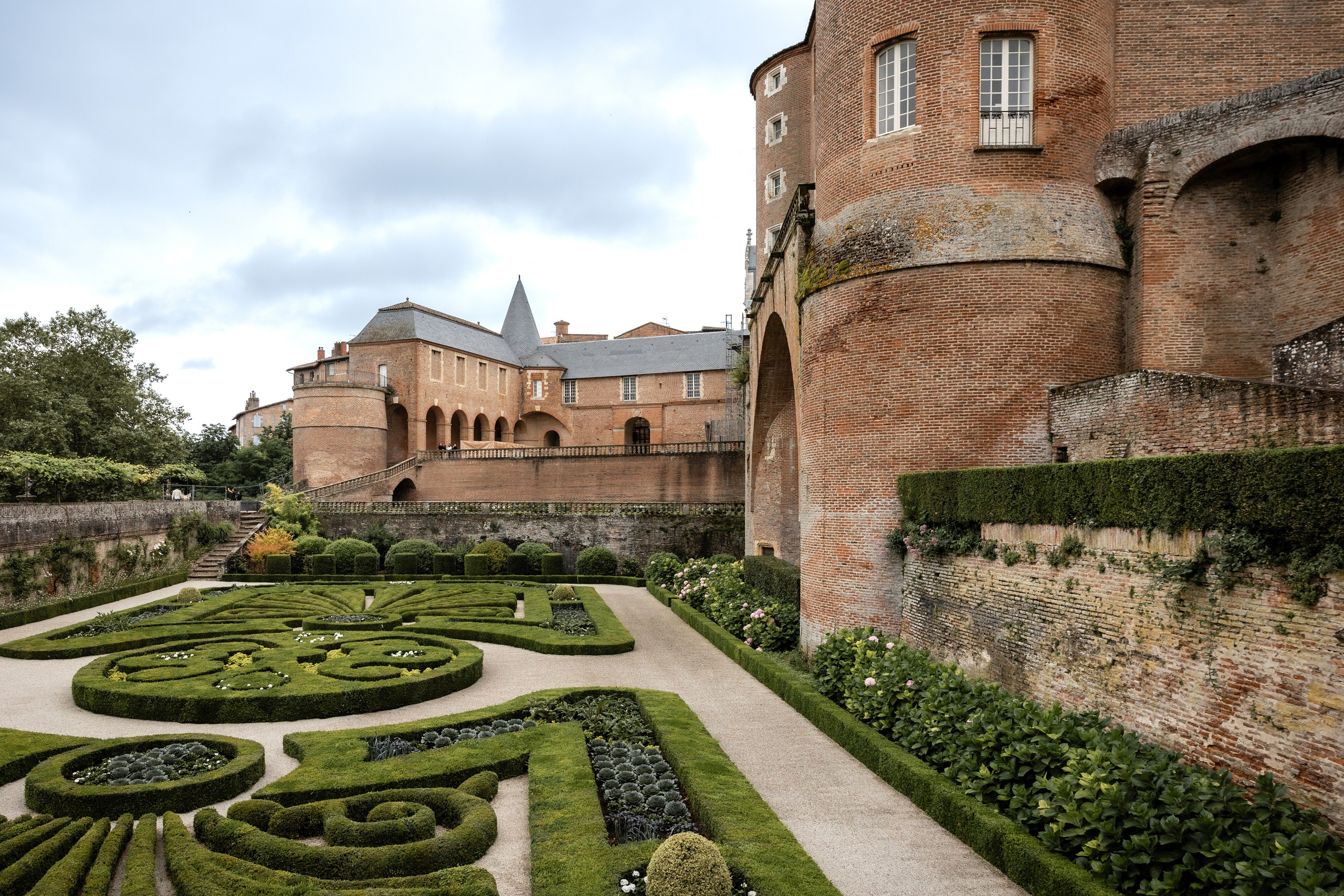 Свадебные фотосессии на юго-западе Франции, запечатленные через свет, эмоции и подлинные моменты. Евгения Смирнова — фотограф в Тулузе и юго-западной Франции
