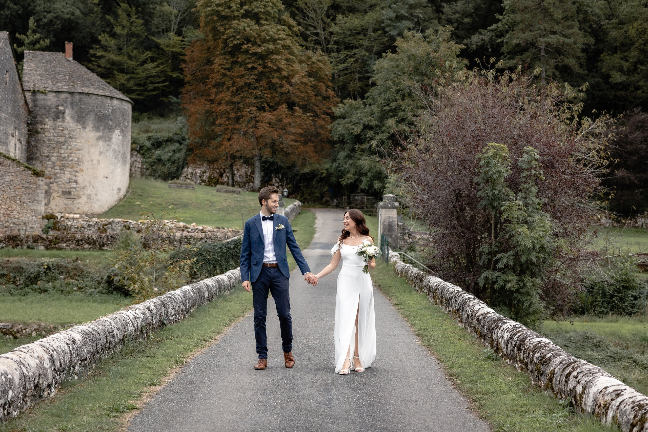 Couple pendant une expérience d’elopement dans la vallée du Lot dans le Sud-Ouest de la France