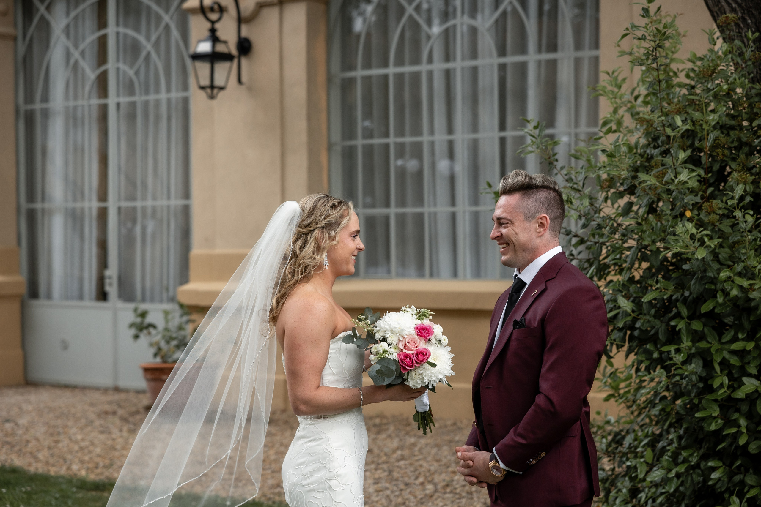 Portrait de mariage au château avec les mariés dans le Sud-Ouest de la France