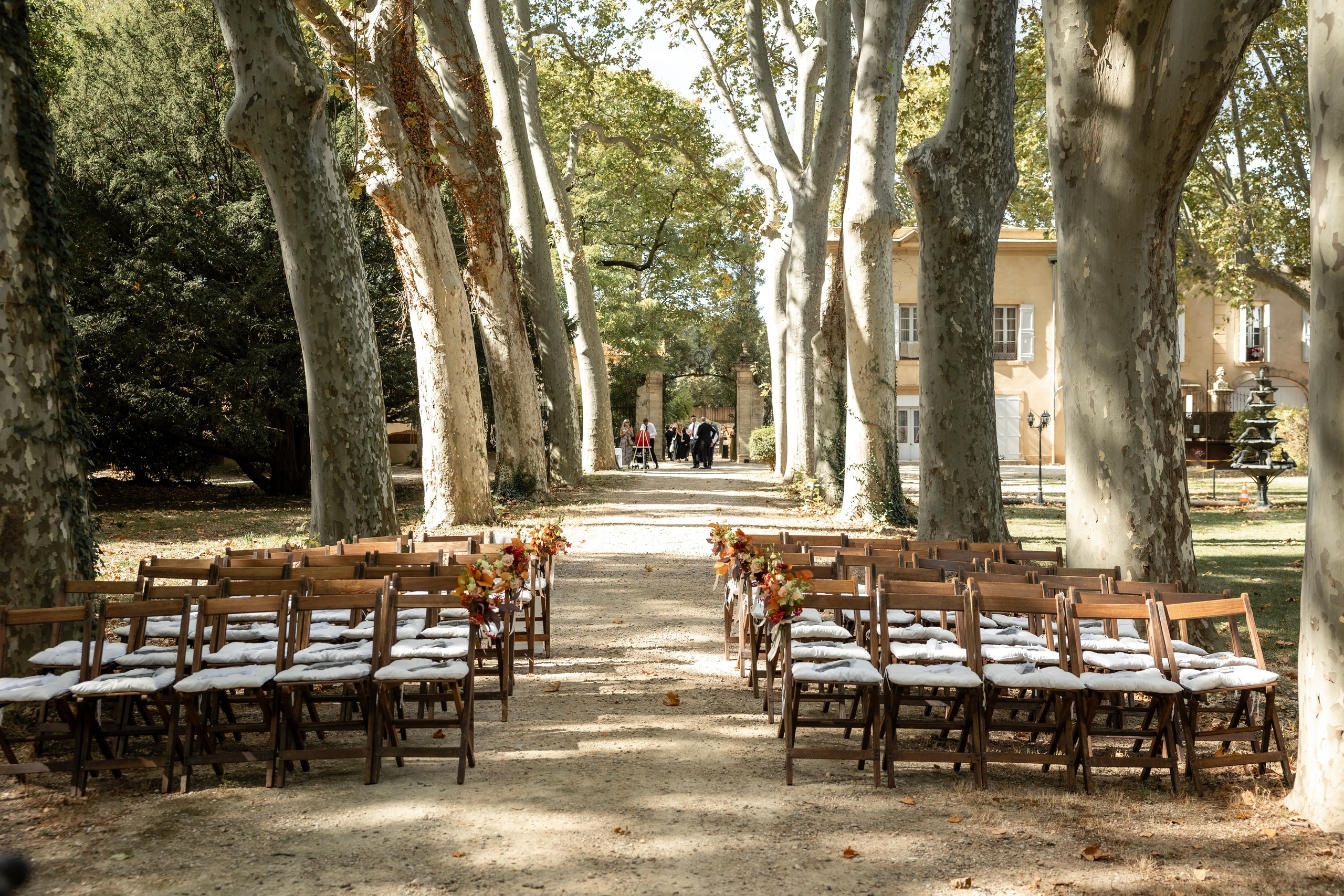 Cérémonie de mariage en plein air sous les platanes centenaires au Château Rieutort, mariage de destination en France
