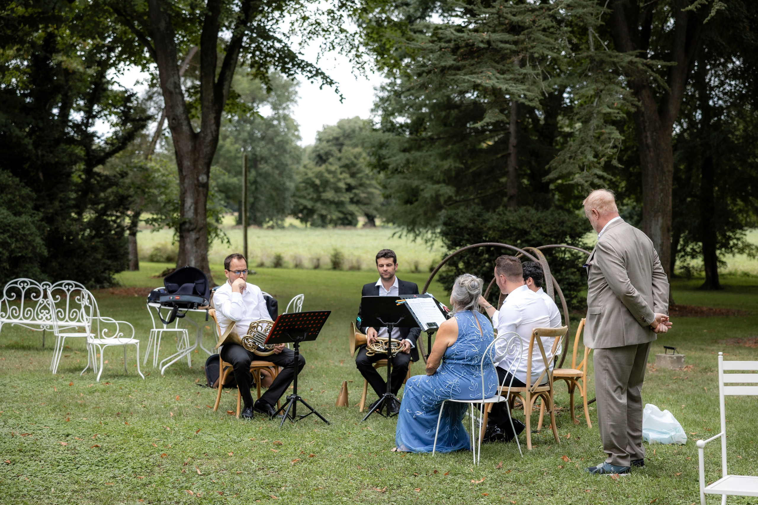 Liliana & Michel — an intimate musical wedding at Château La Commanderie, Plaigne. Eugenie Smirnova — wedding, corporate and lifestyle photographer in Toulouse and Southwest France