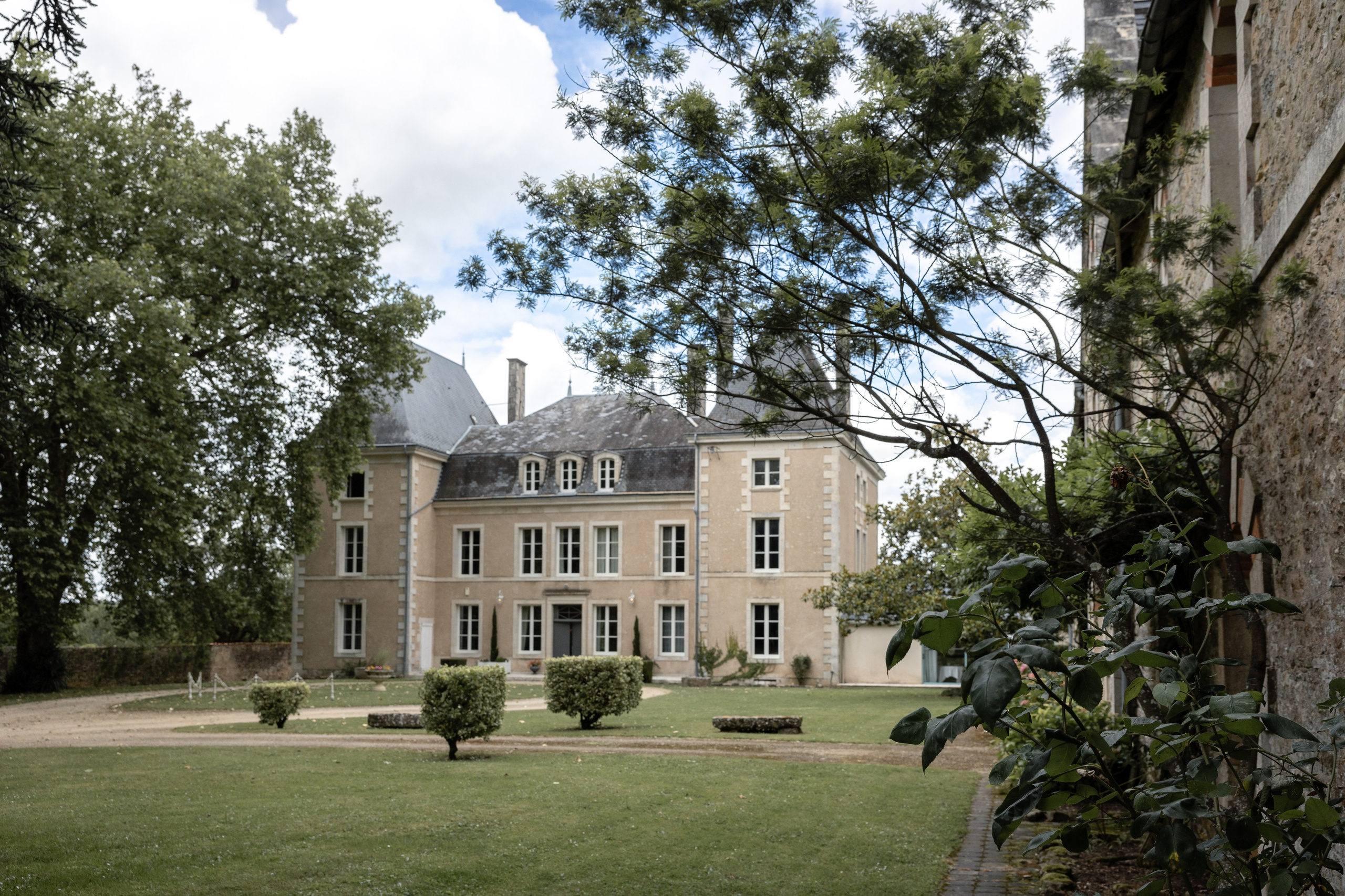 view of a château and its grounds in Southwest France