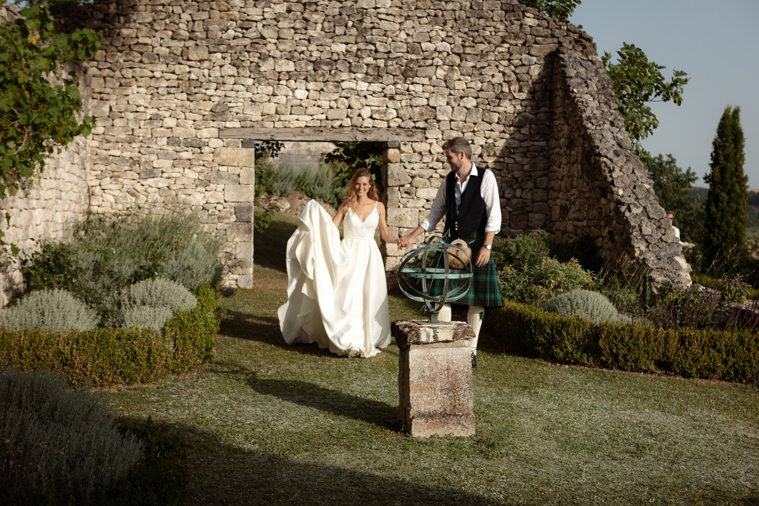 British — scottish wedding in Souquet Hall, Aquitaine, France. Eugenie Smirnova — wedding, corporate and lifestyle photographer in Toulouse and Southwest France