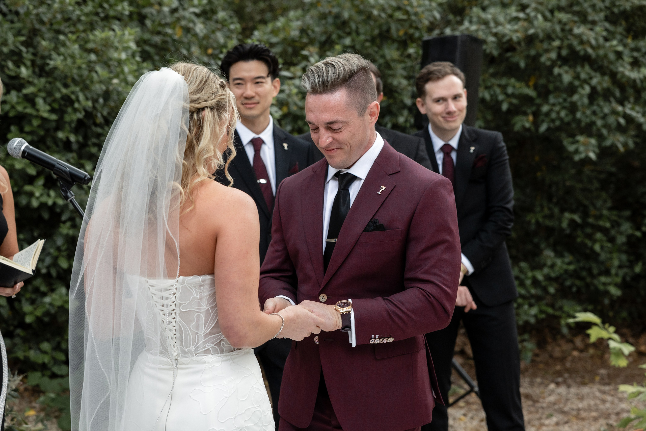 Cérémonie de mariage intime en extérieur en France avec échange de vœux