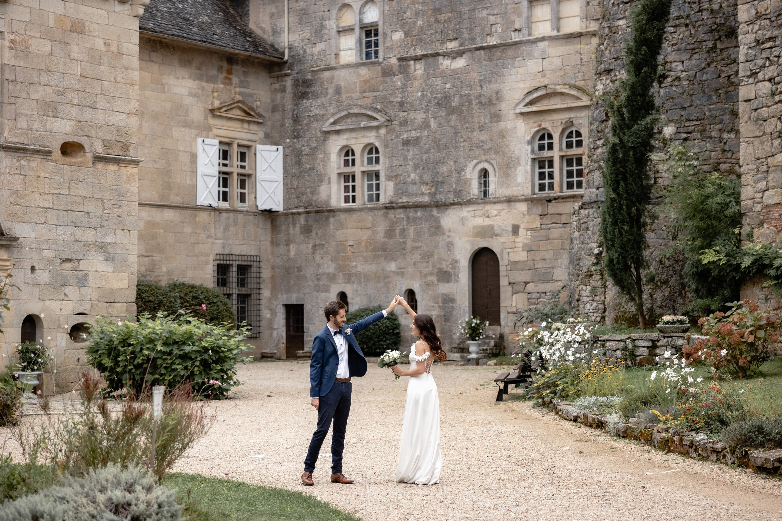 Mariés lors d’un forfait elopement en France au Château de Cénevières dans le Sud-Ouest