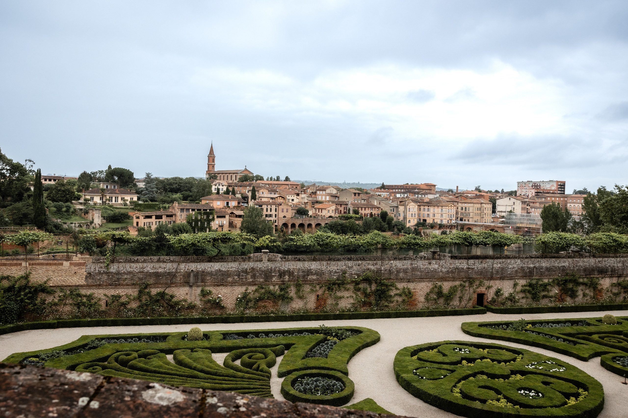 Невеста с подружками невесты в бордовых платьях на территории Château Rieutort, осенняя свадьба